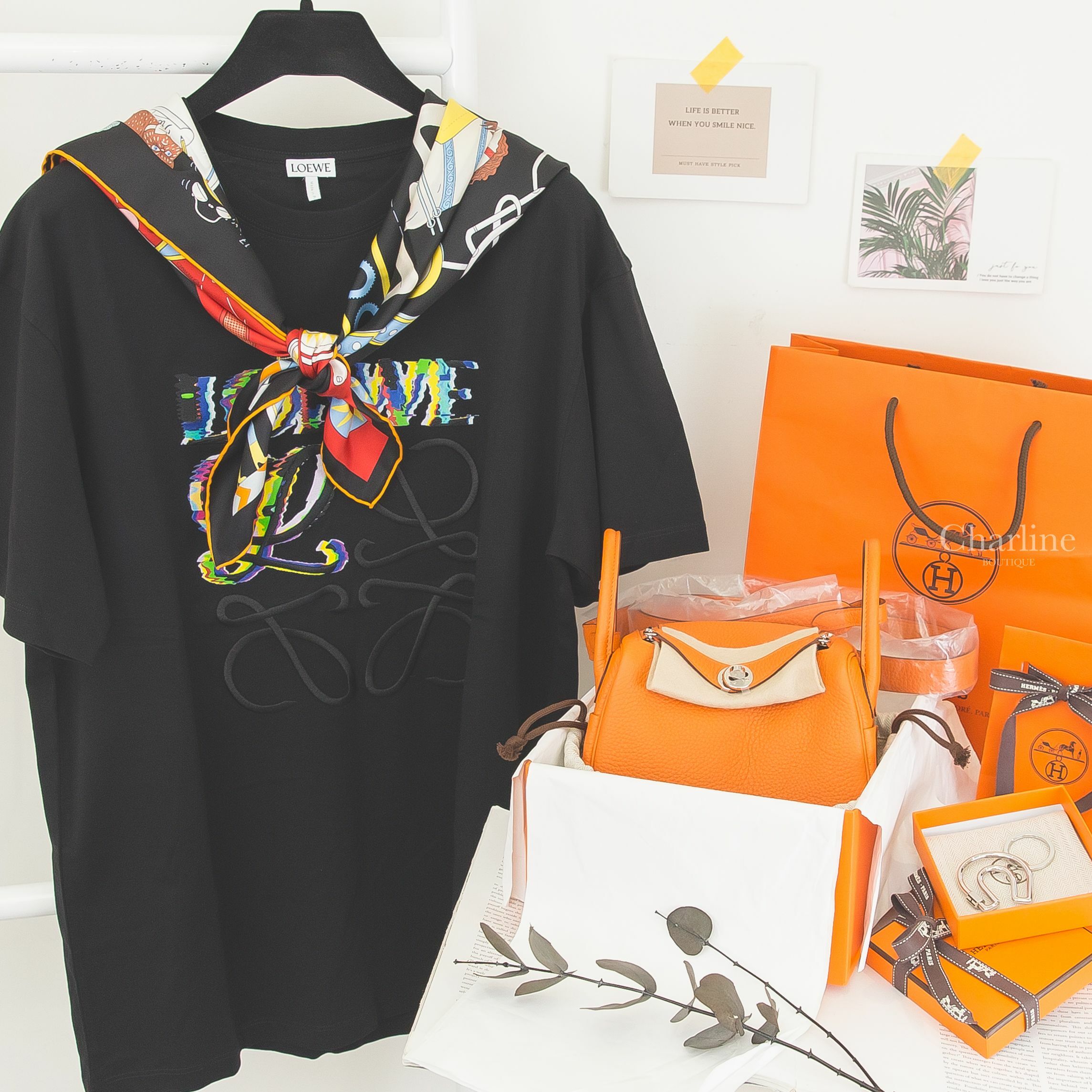 Hermès Lindy Mini 9J 火焰橘銀釦,Hermès Key Ring 銀色馬蹄鑰匙圈,Hermès Scarf 黑色雙人茶會方巾,Loewe T-shirt 黑色彩色潑墨短袖棉T-Charline Boutique 精品代購