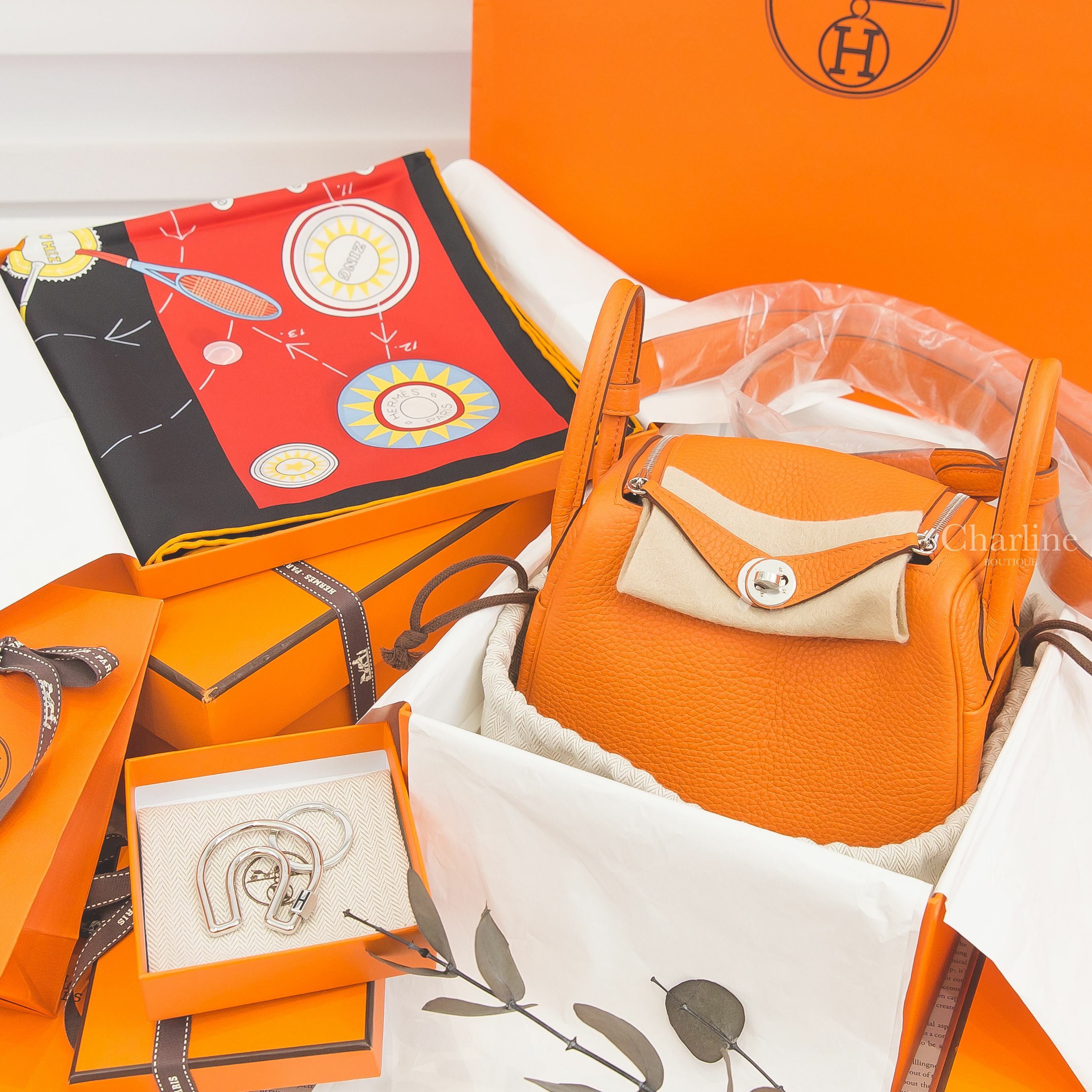 Hermès Lindy Mini 9J 火焰橘銀釦,Hermès Key Ring 銀色簍空馬蹄黑色H字樣不銹鋼鑰匙圈,Hermès Scarf 90 黑色/紅色/彩色雙人茶會真絲方巾-Charline Boutique 精品代購