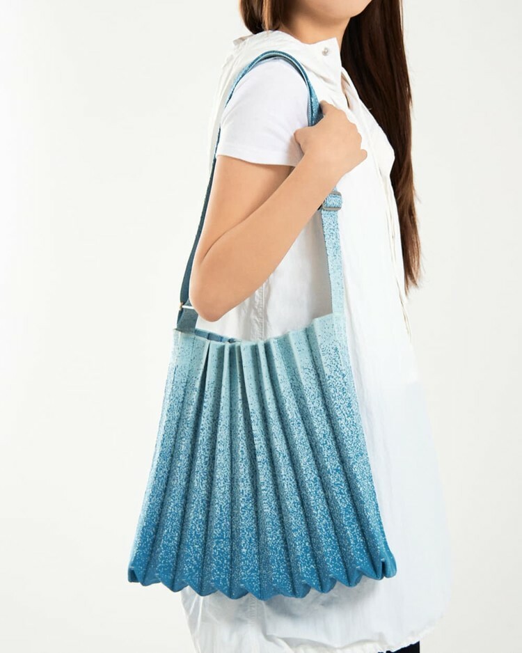 PLEATSMAMA NEWS STUDIO BAG