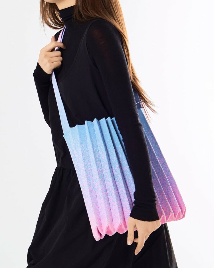 PLEATSMAMA NEWS STUDIO BAG