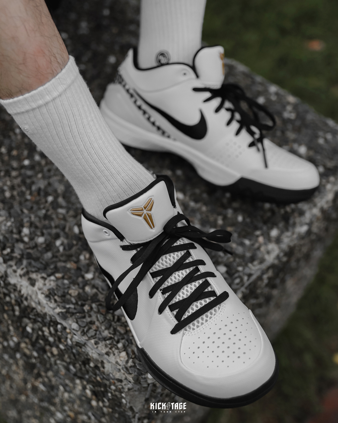 NIKE ZOOM KOBE 4 PROTRO GIGI 曼巴科比4 白黑低筒籃球鞋【FJ9363-100】