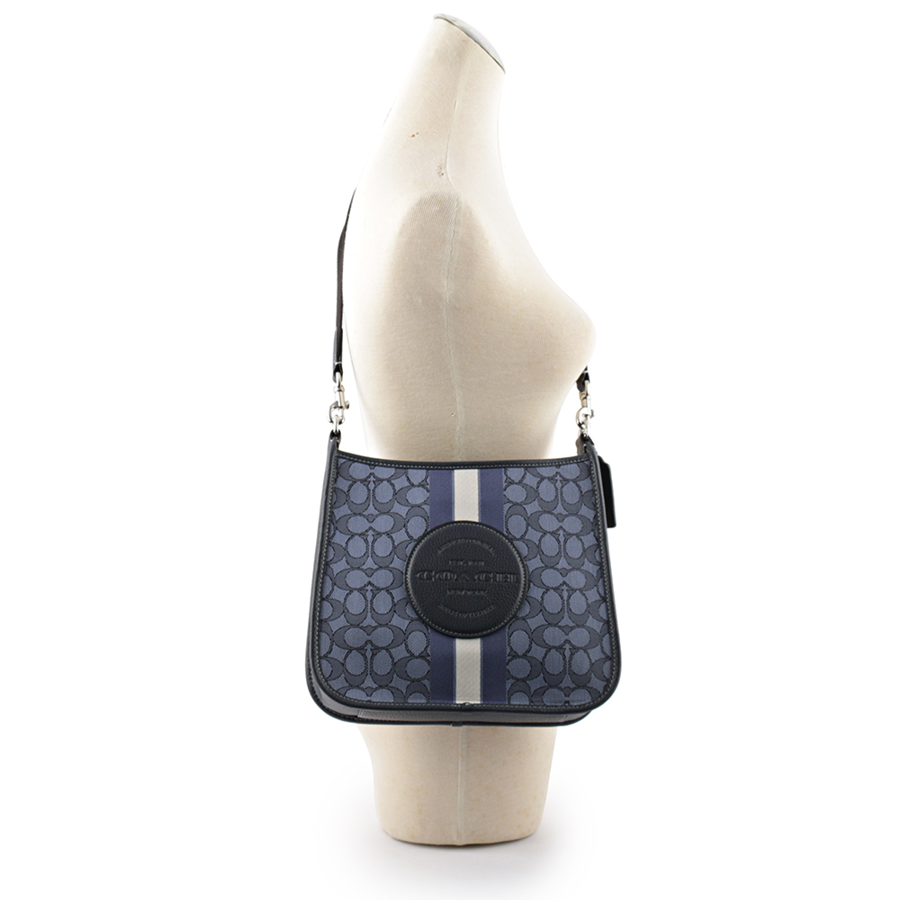 【COACH】Dempsey 緹花拼皮革條紋斜背包(單寧藍/午夜藍)