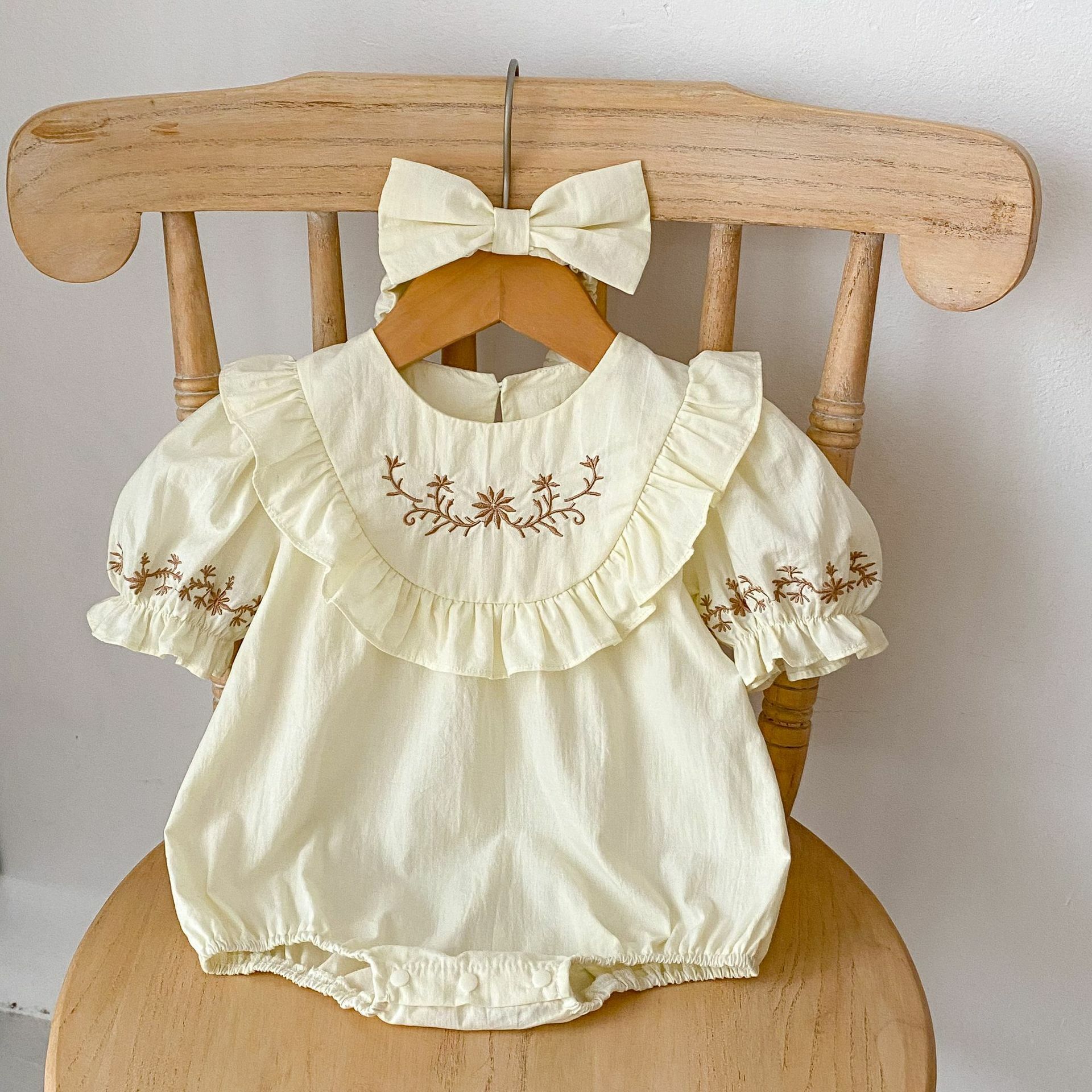 B67CY_SS23_C💛甜美奶油女孩刺繡包屁連髮帶