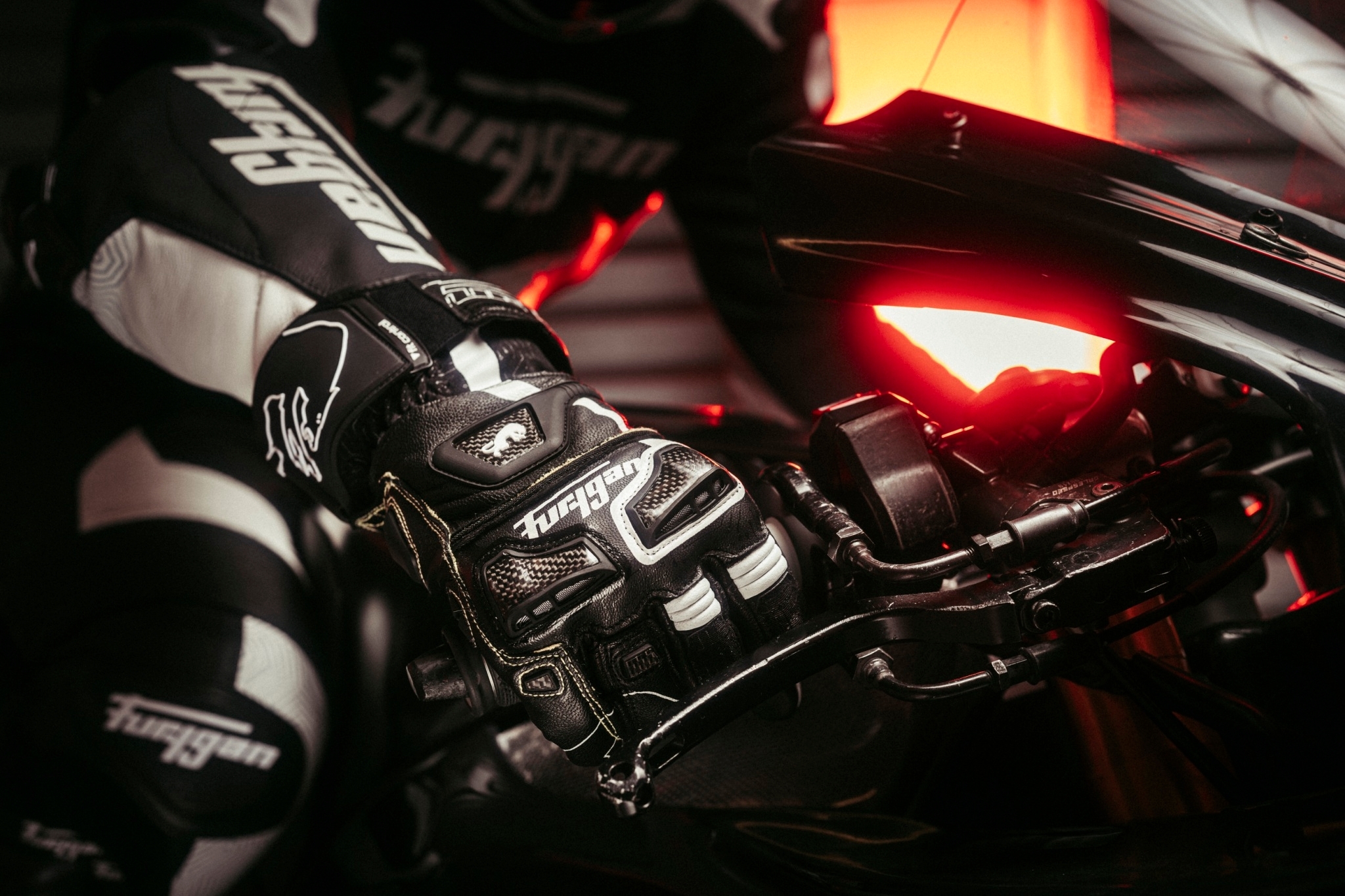 FURYGAN STYG 20 Kevlar Black White 黑白 皮手套 長版 競技 頂級 手套 皮革 山羊皮 功夫龍