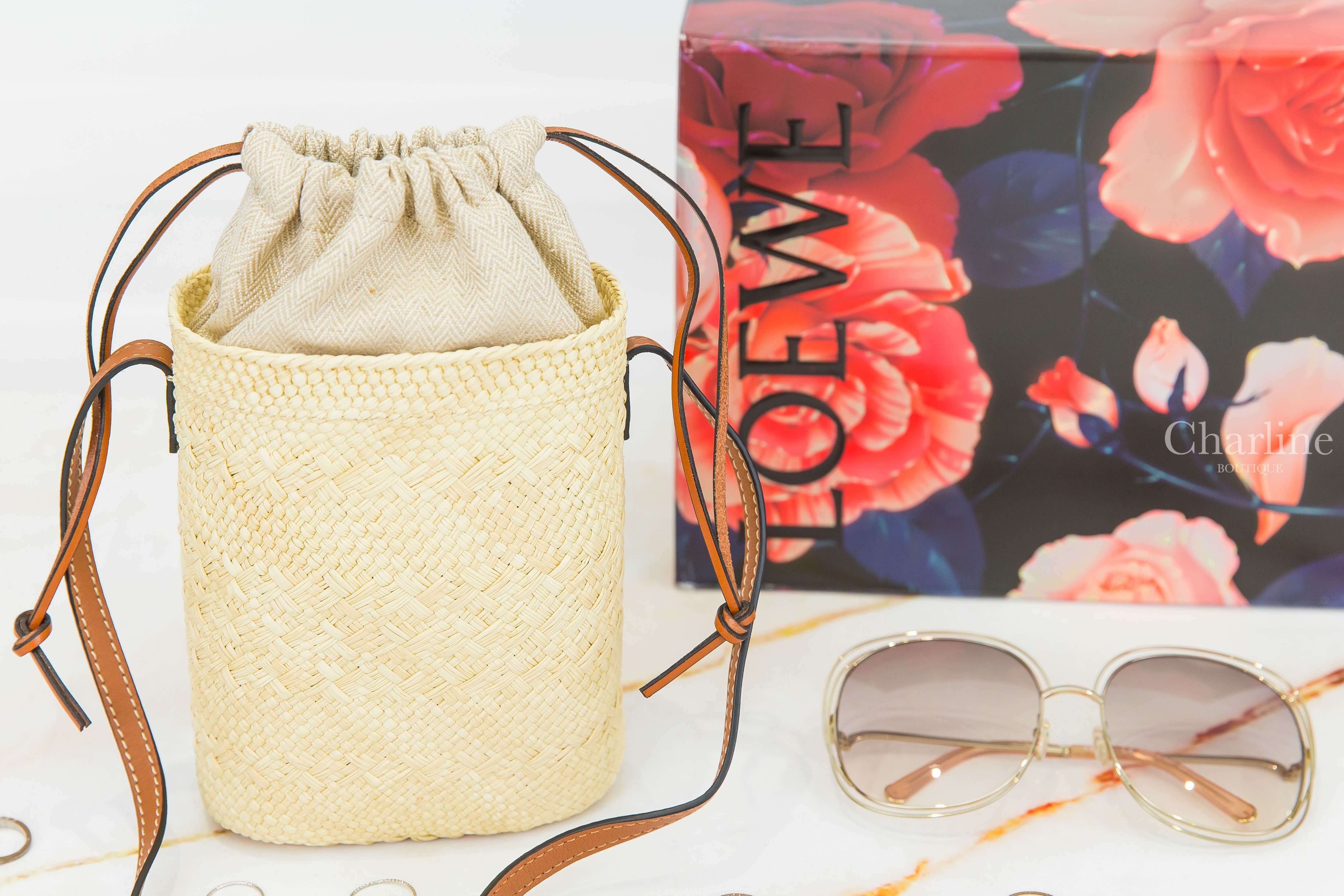Loewe Square Pocket In Iraca Palm And Calfskin 棕褐色牛皮Logo束口內袋草編肩背包-Charline Boutique 精品代購