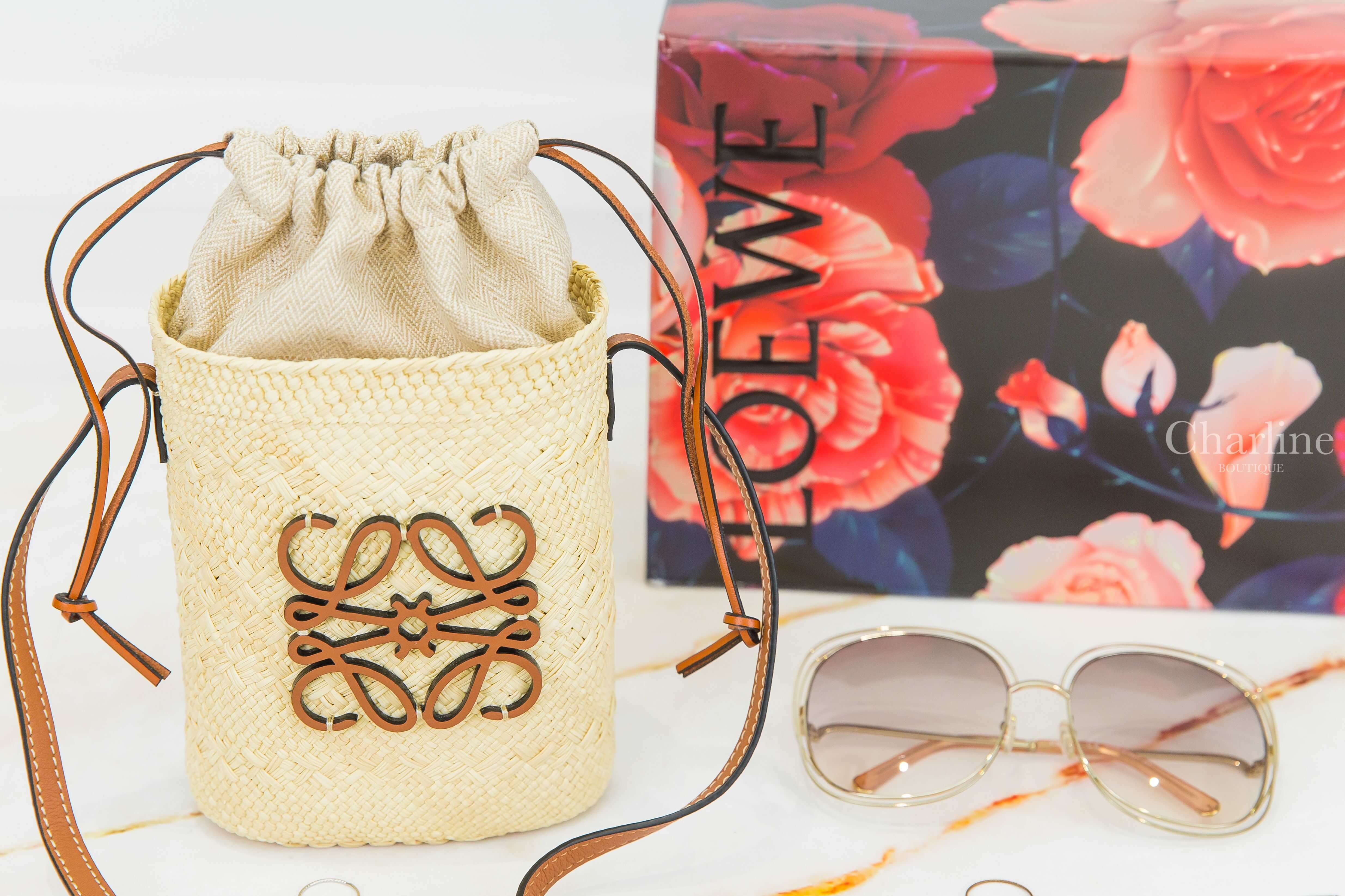 Loewe Square Pocket In Iraca Palm And Calfskin 棕褐色牛皮Logo束口內袋草編肩背包-Charline Boutique 精品代購