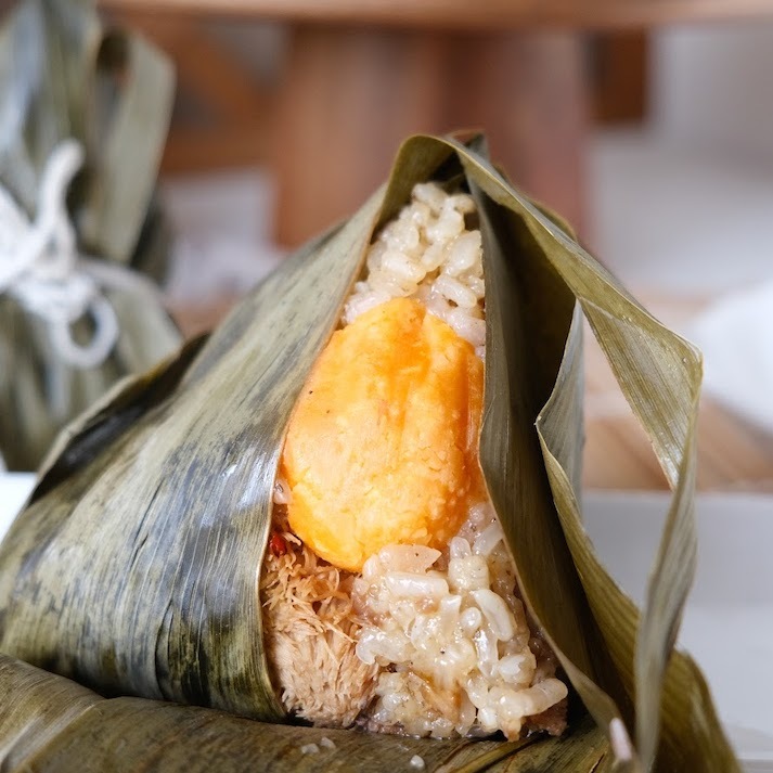 端午素粽推薦！蔬味平生 蔬福三杯猴菇旦黃粽，這料給的好大方：餡料飽滿、米粒Q香全素粽