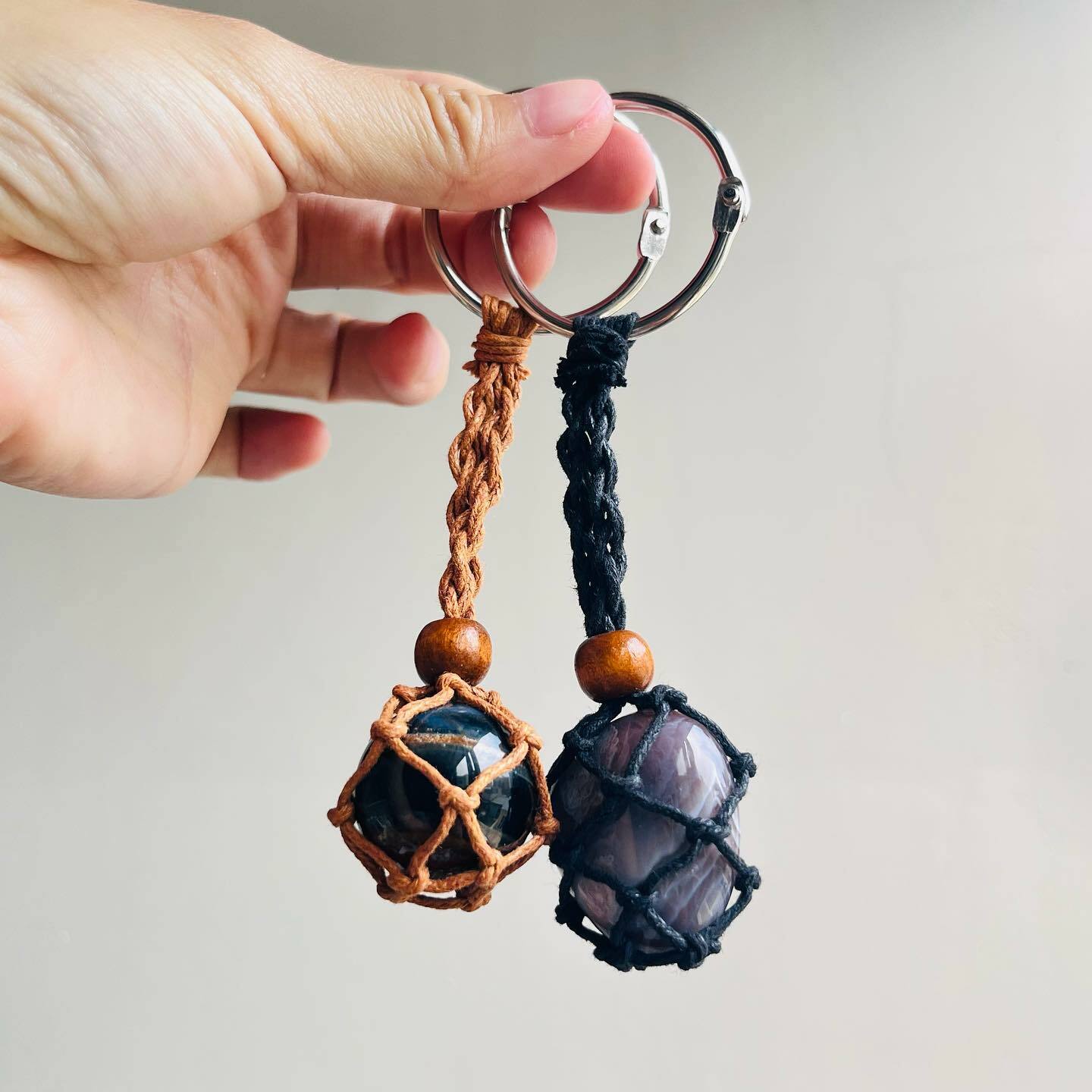 [原石] 水晶滾石編織繩 鑰匙圈 咖啡、黑