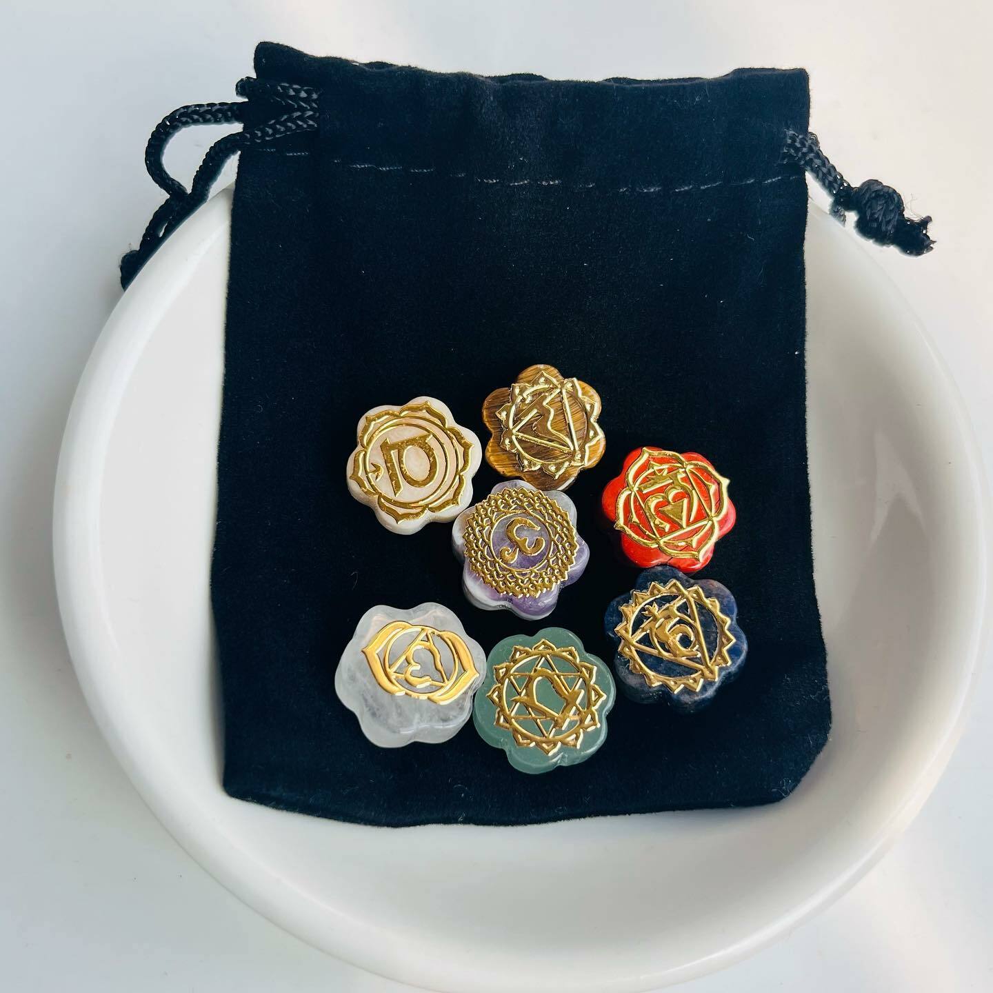 [原石] 七脈輪圖騰水晶 一組七顆 附收納袋 隨機出貨