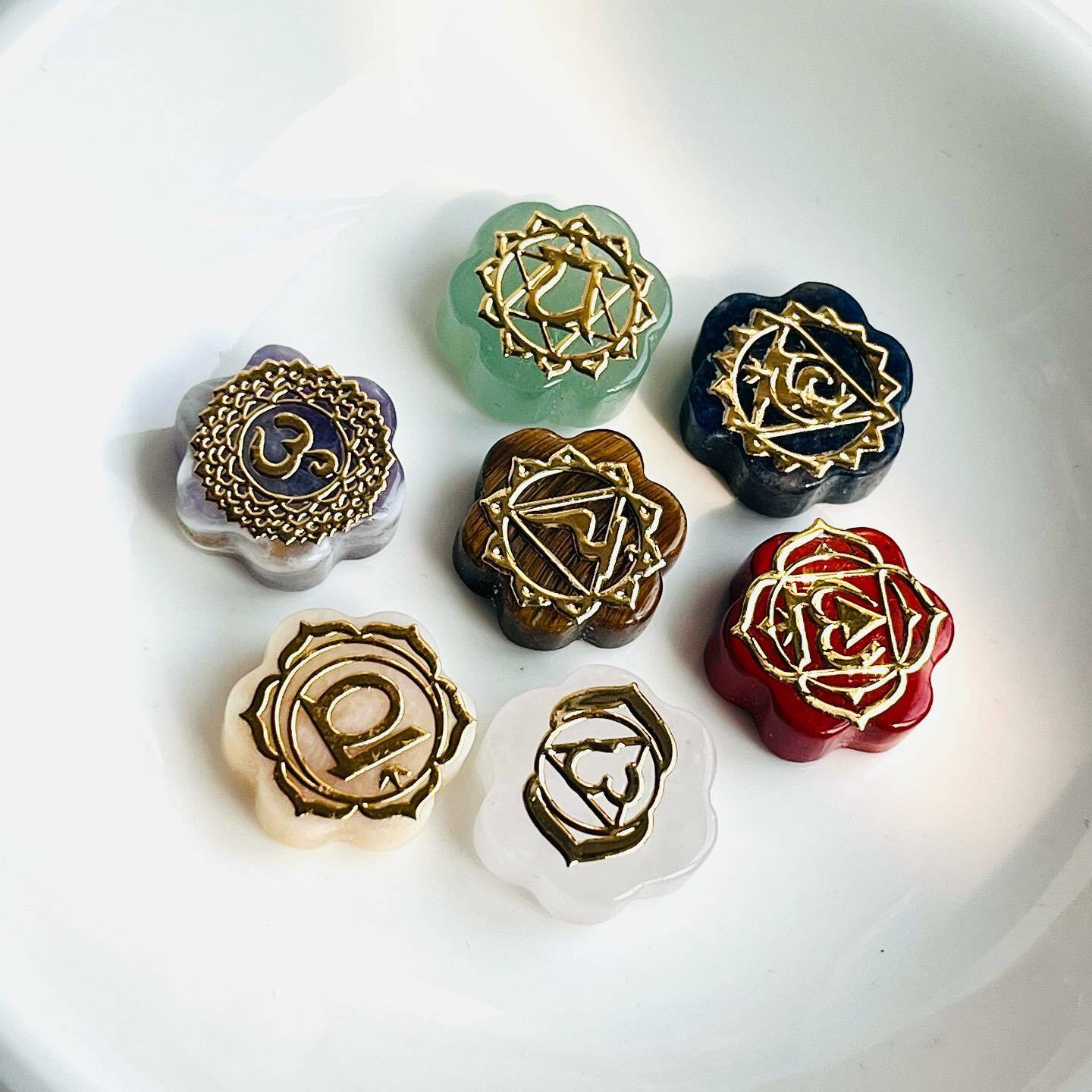 [原石] 七脈輪圖騰水晶 一組七顆 附收納袋 隨機出貨