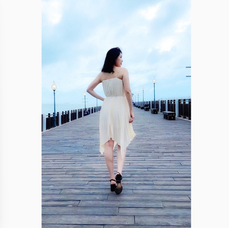 不規則附腰帶百褶連身裙