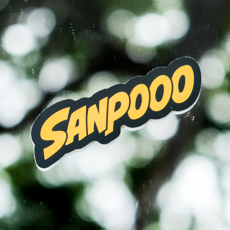 SANPOOO｜防水貼紙｜LOGO｜黑底黃字
