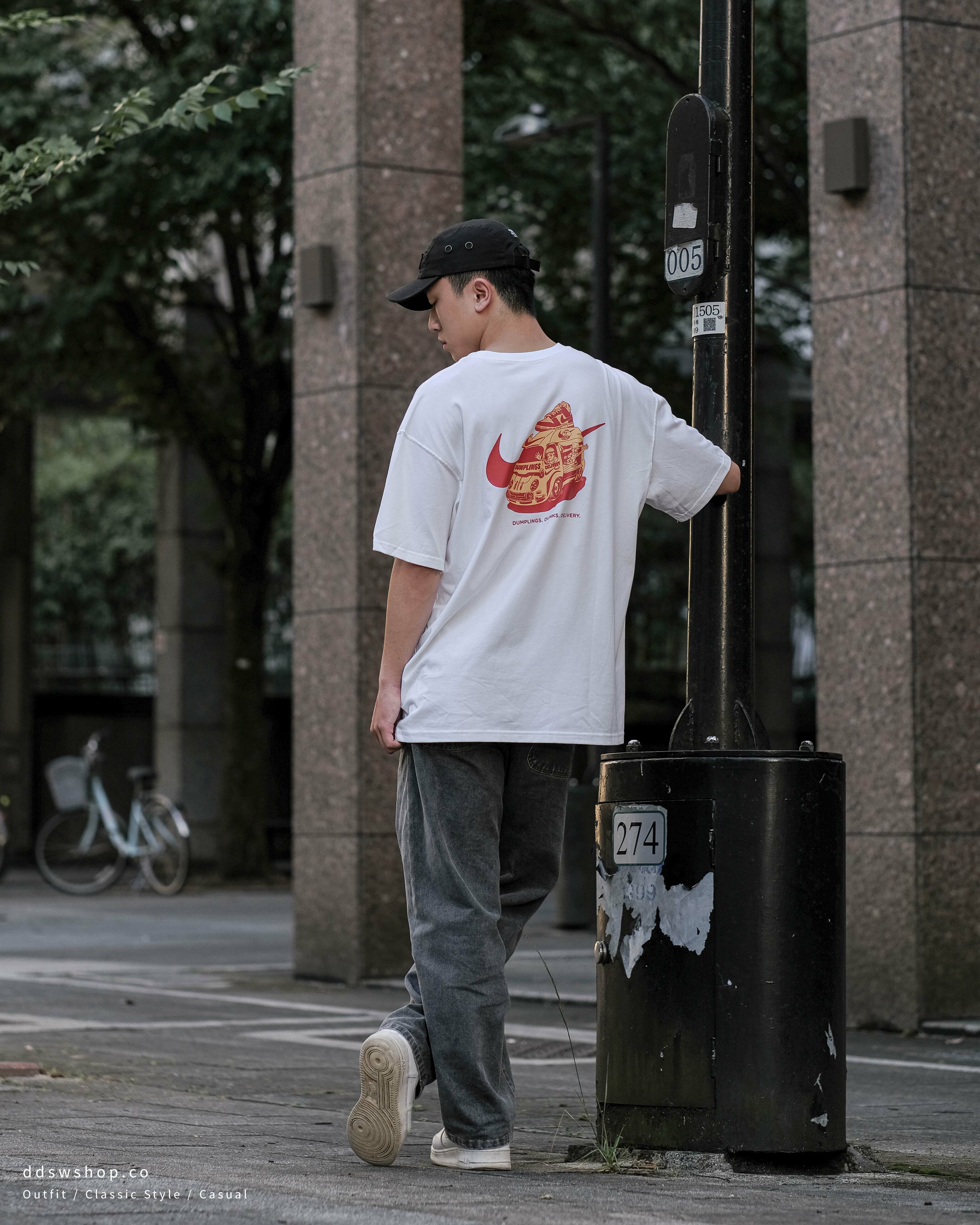 Nike NSW Sole Food Tee 短袖 小籠包餐車Q版塗鴉背圖 白色 FB9806-100