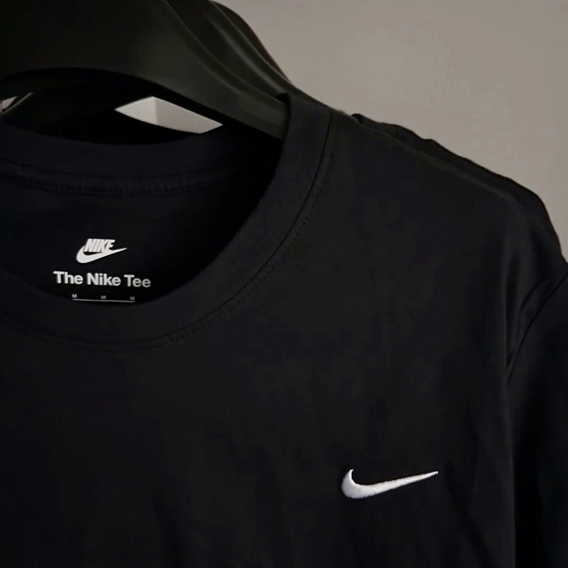 Nike Sportswear 純黑 刺繡 小logo 素色 短袖 T恤 黑色 極簡風格 BV0508-010