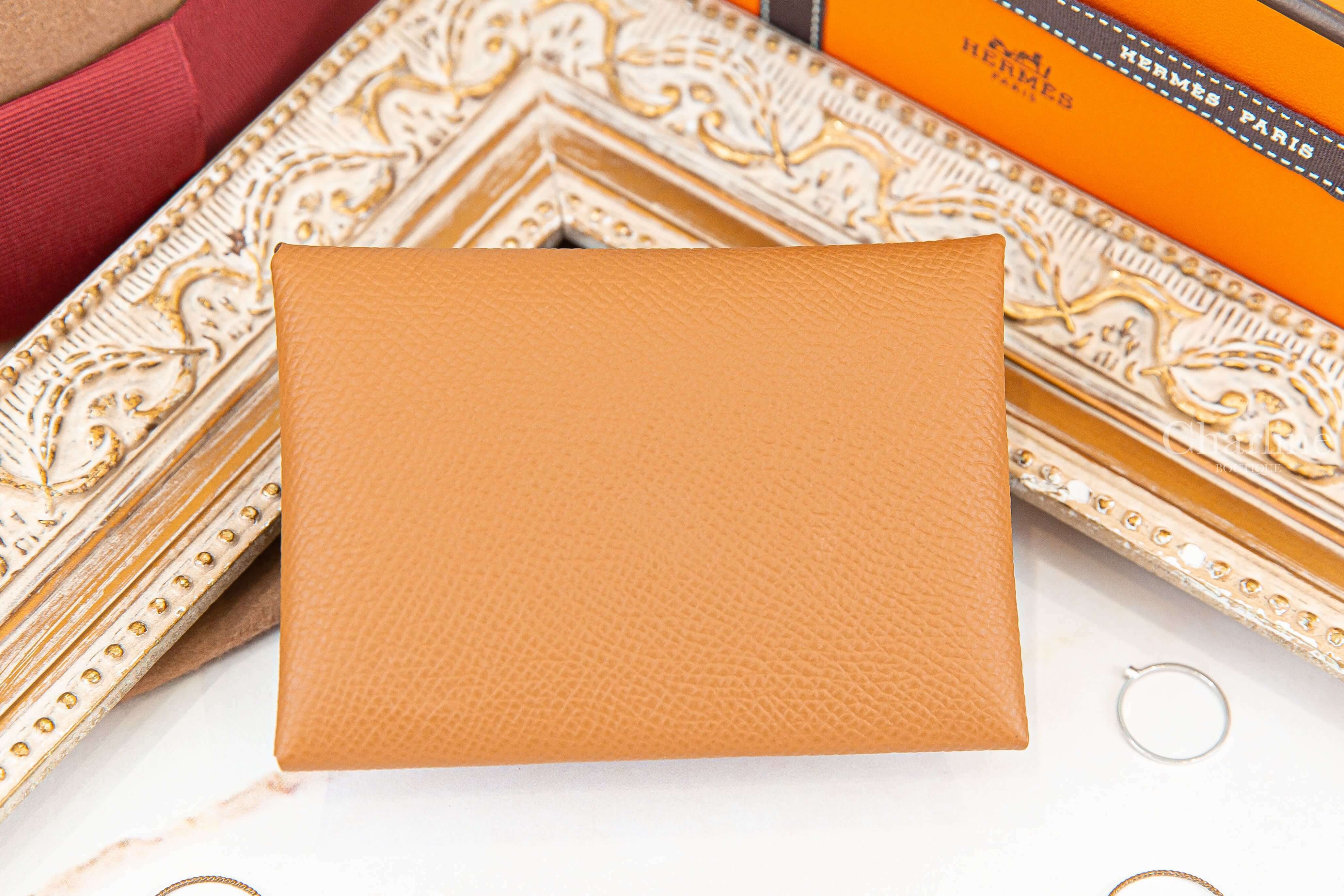 Hermès Calvi Duo Compact Card Holder B刻焦糖色信封釦式零錢袋卡片夾-Charline Boutique 精品代購