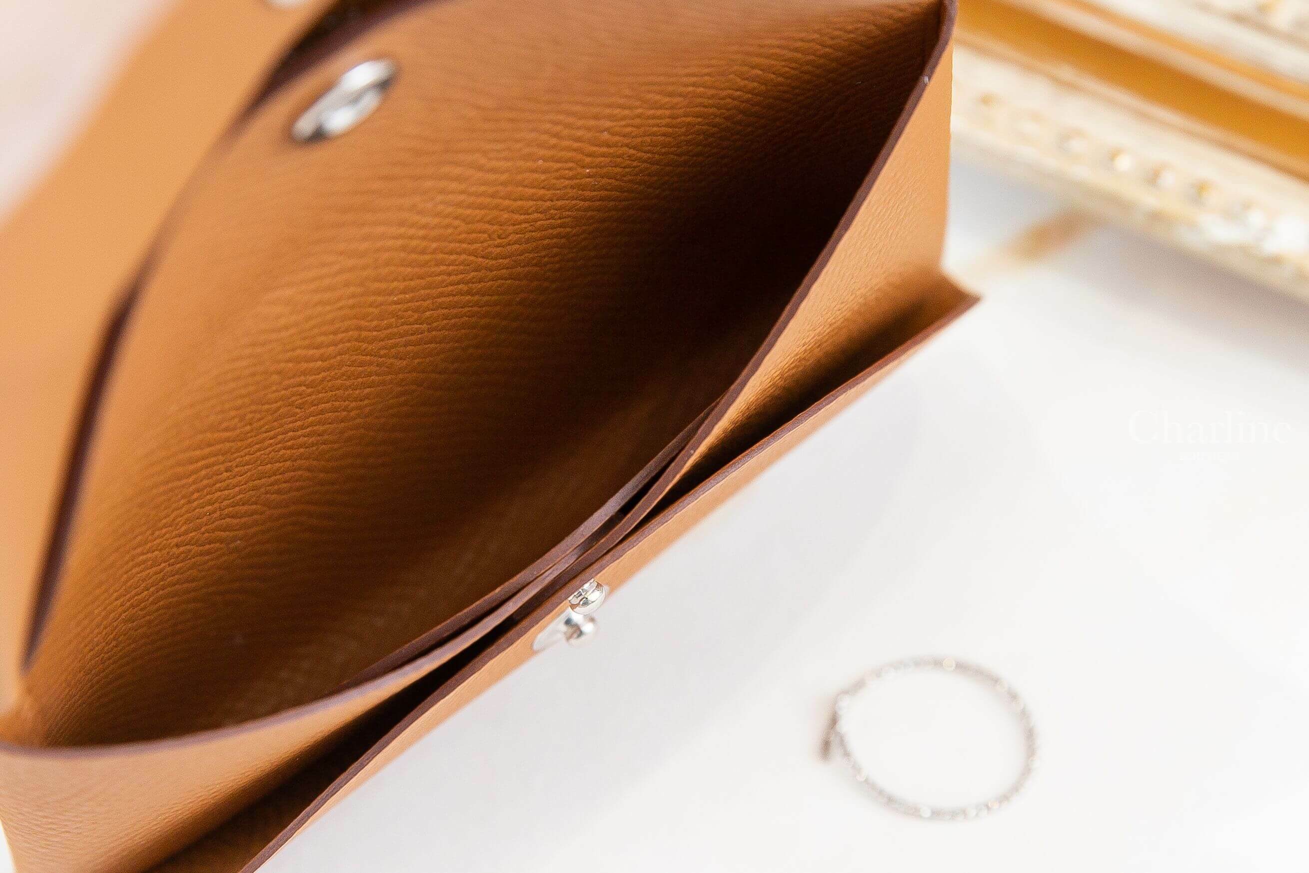 Hermès Calvi Duo Compact Card Holder B刻焦糖色信封釦式零錢袋卡片夾-Charline Boutique 精品代購
