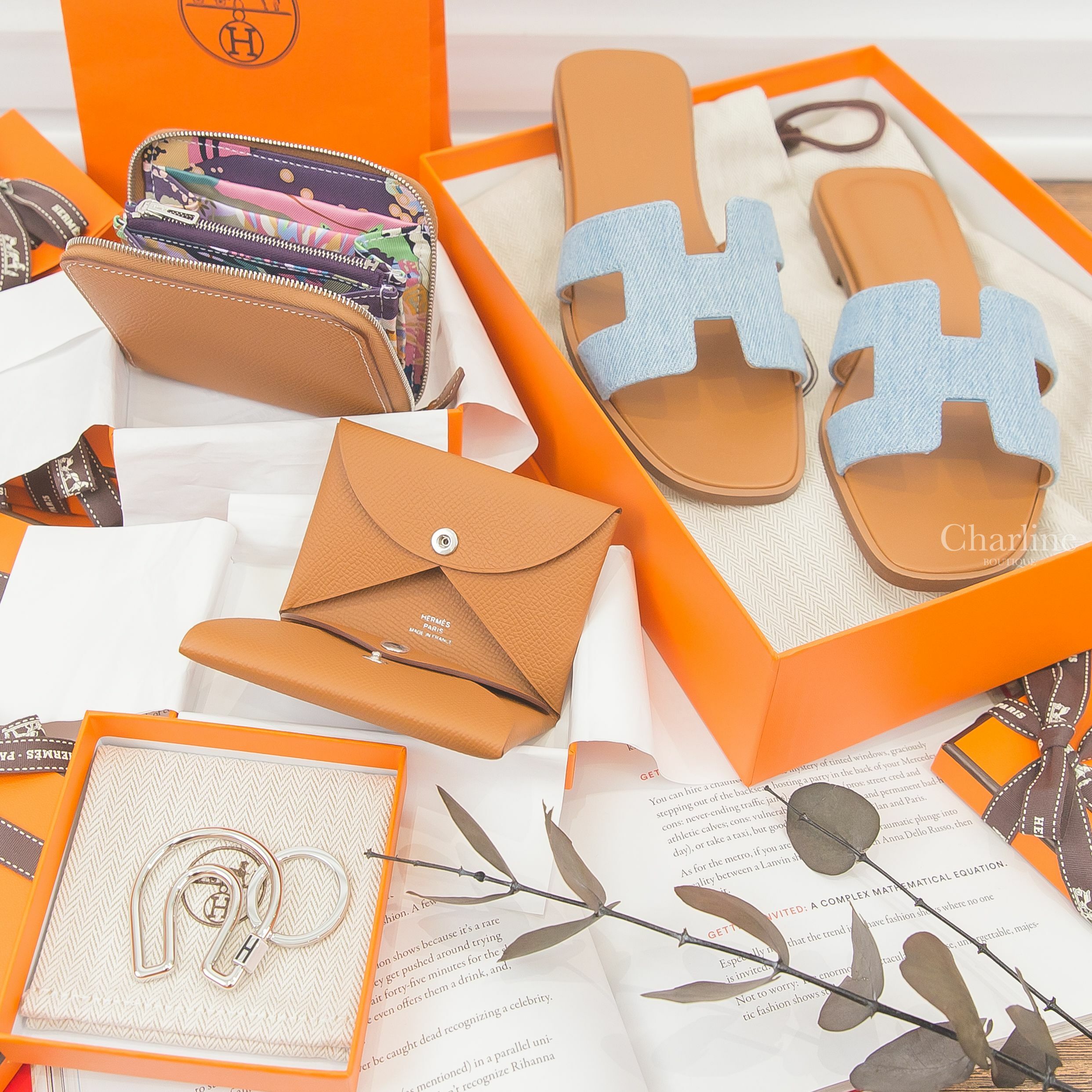 Hermès Duo 焦糖色信封釦式卡片夾,Hermès Wallet 焦糖色絲巾短夾,Hermès Oran 淺藍色牛仔 H焦糖色小牛皮拖鞋,Hermès Key Ring 銀色馬蹄鑰匙圈-Charline Boutique 精品代購