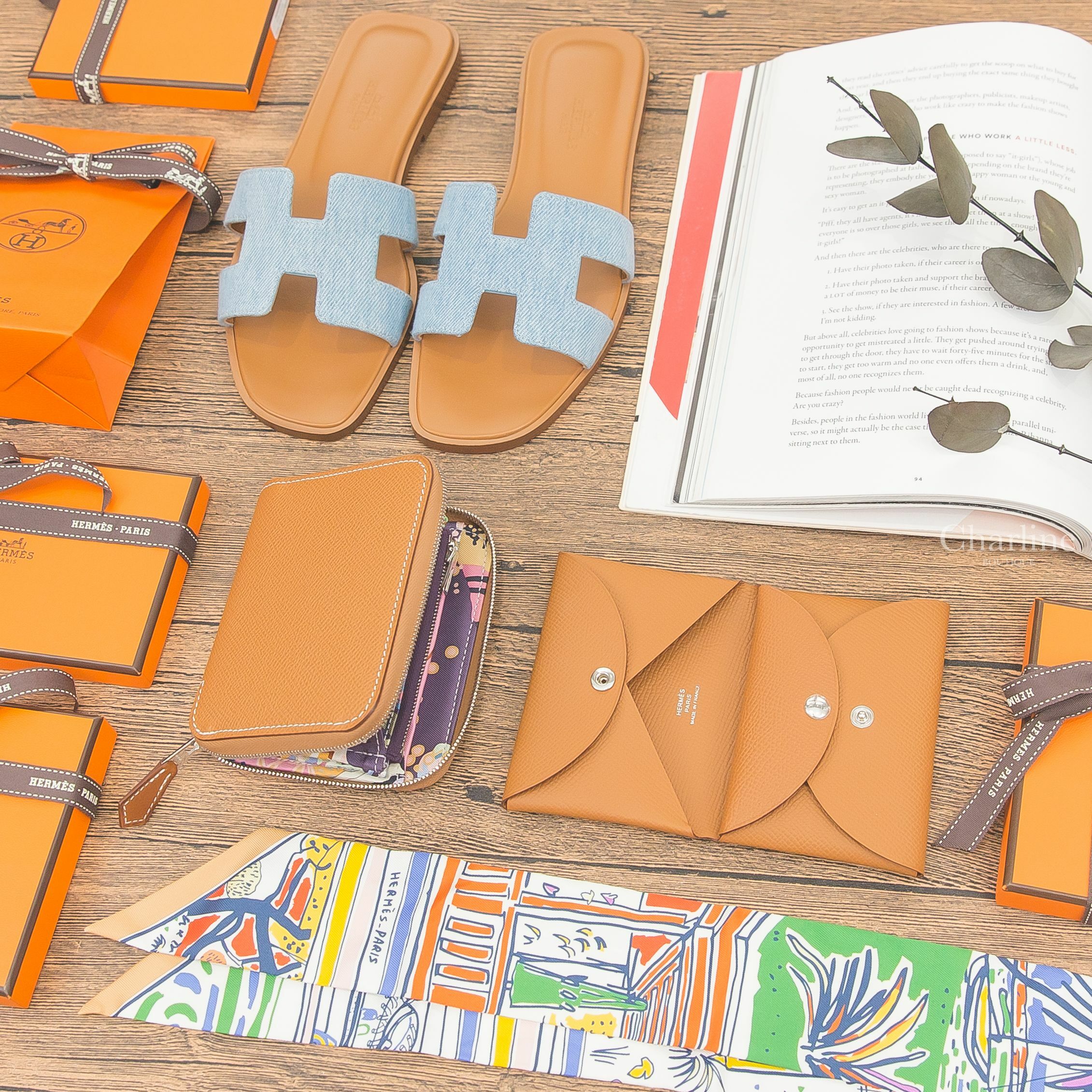 Hermès Duo 焦糖色信封釦式卡片夾,Hermès Wallet 焦糖色絲巾短夾,Hermès Oran 淺藍色牛仔 H焦糖色小牛皮拖鞋,Hermès Twilly 綠色/藍色/彩色/手繪塗鴉絲巾-Charline Boutique 精品代購