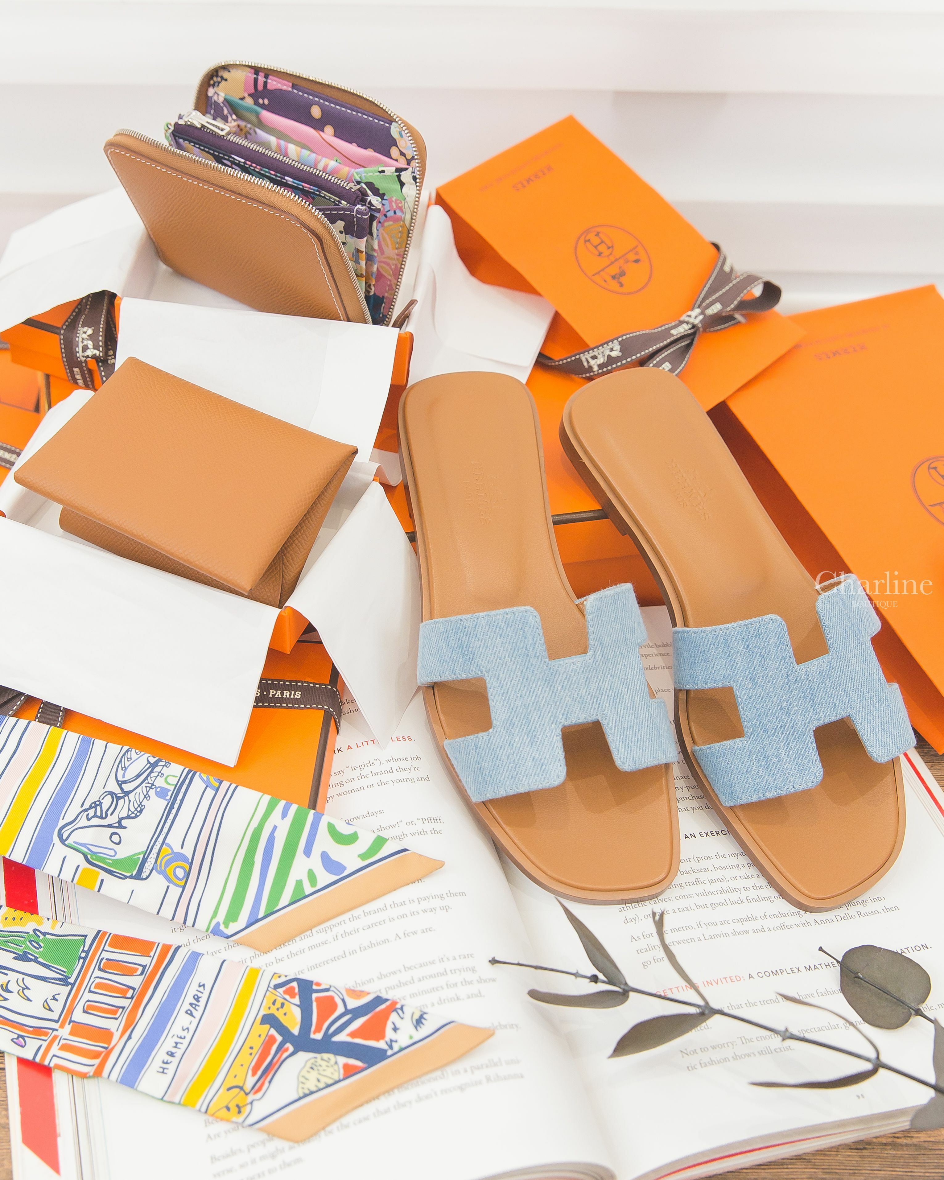 Hermès Duo 焦糖色信封釦式卡片夾,Hermès Wallet 焦糖色絲巾短夾,Hermès Oran 淺藍色牛仔 H焦糖色小牛皮拖鞋,Hermès Twilly 綠色/藍色/彩色/手繪塗鴉絲巾-Charline Boutique 精品代購