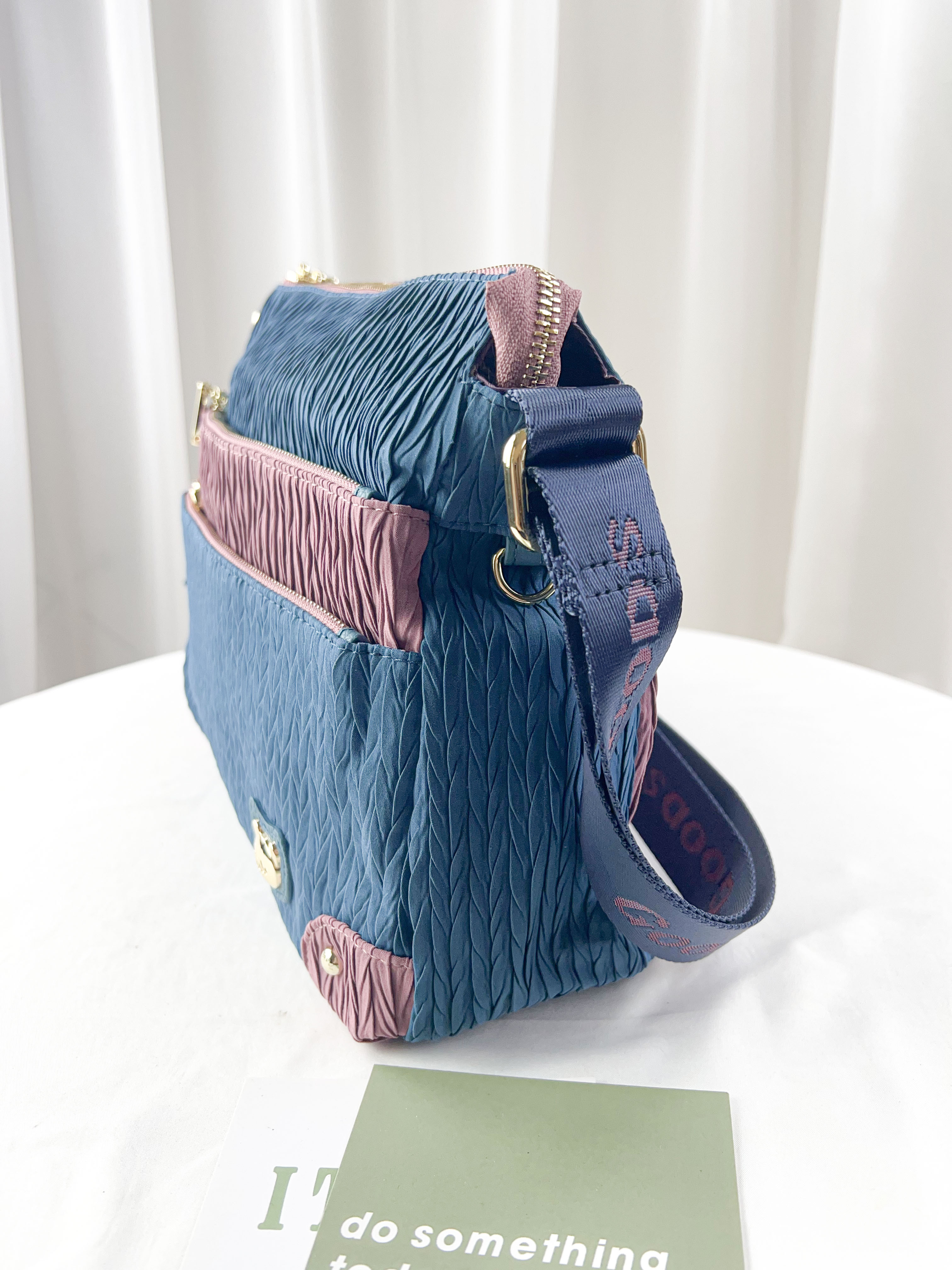 GOODS 湖水藍配粉防潑水側背包 附酒精保護套+酒精瓶 #2045