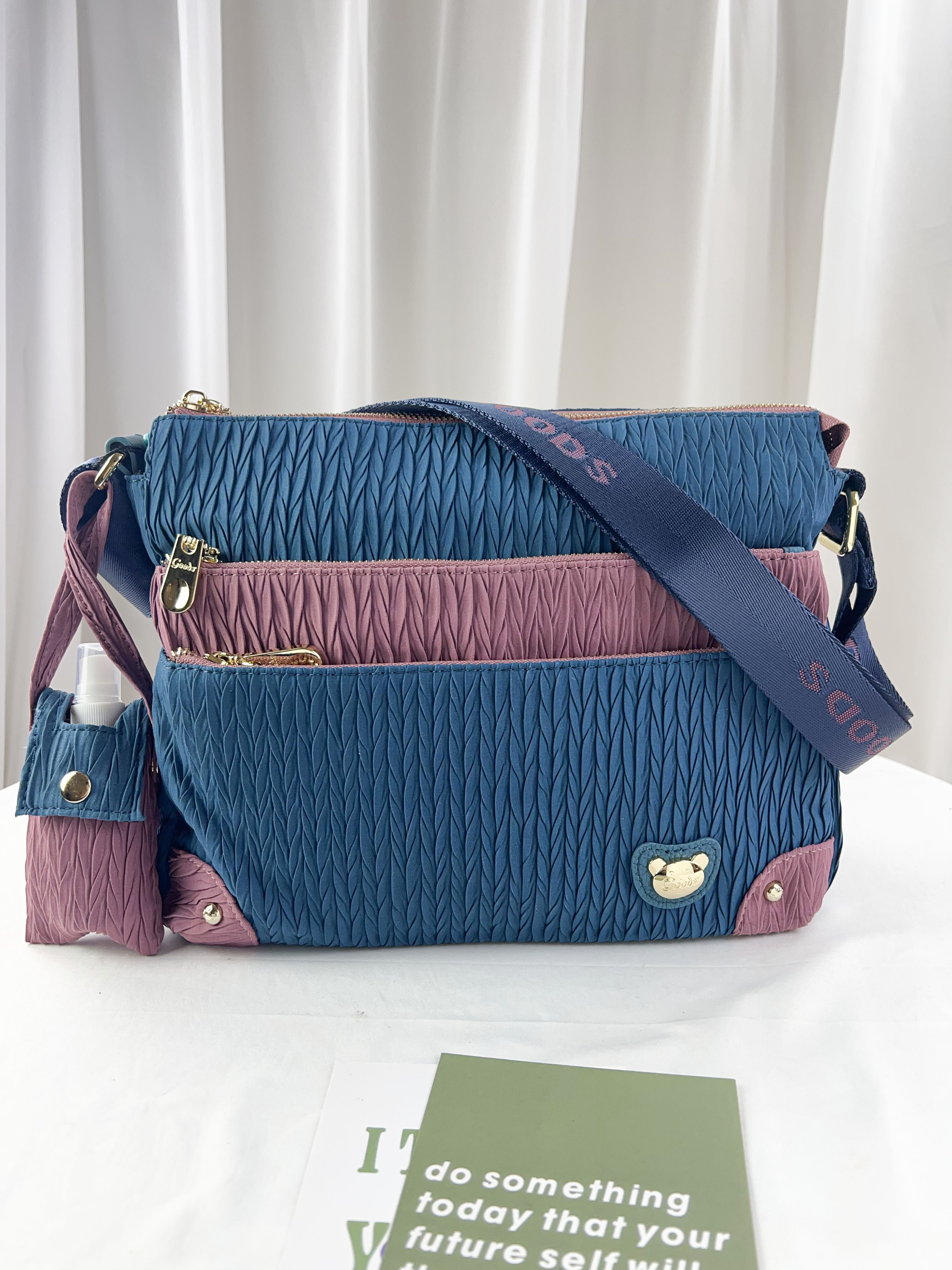 GOODS 湖水藍配粉防潑水側背包 附酒精保護套+酒精瓶 #2045