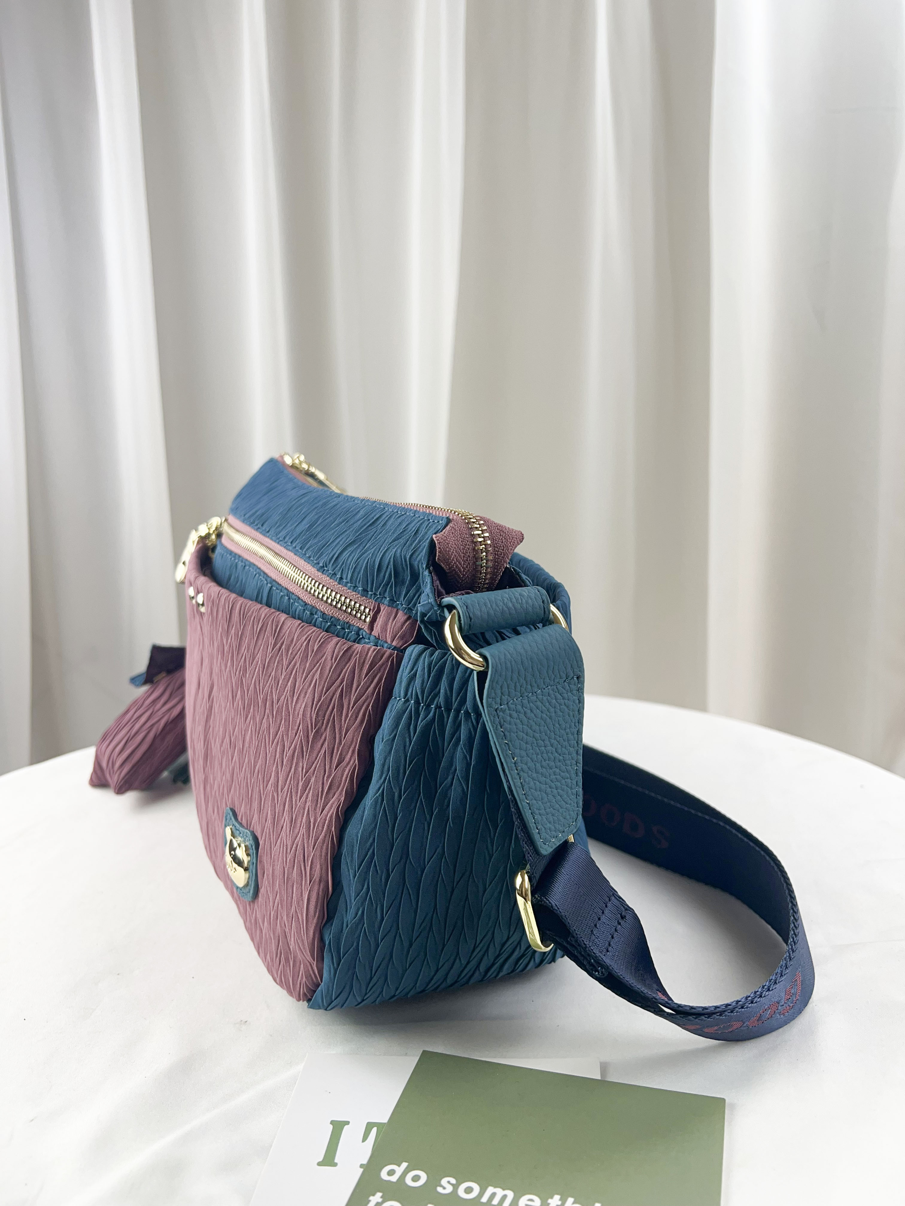 GOODS 湖水藍配粉防潑水側背包 附酒精保護套+酒精瓶   #2806