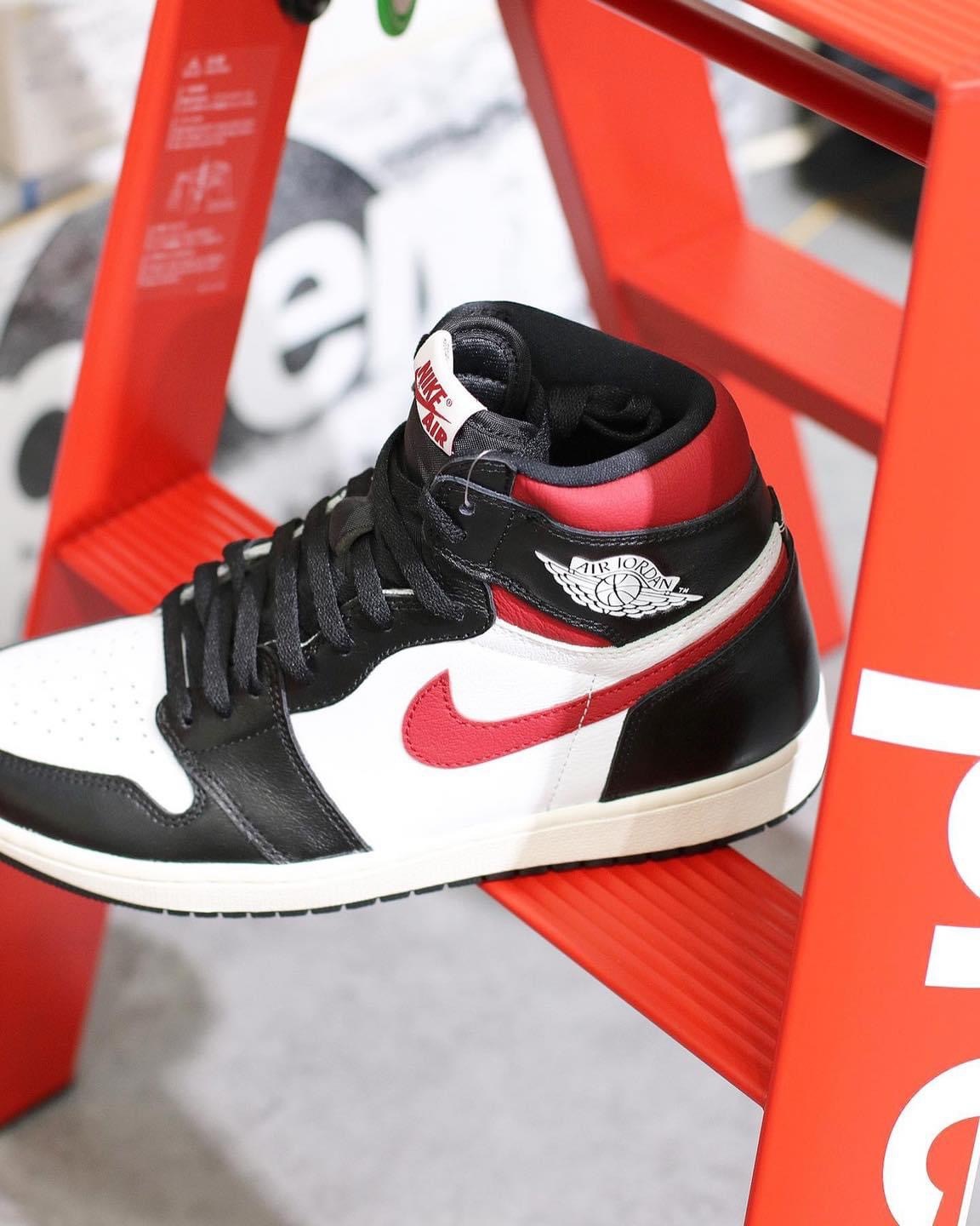 nike air Jordan 1 Retro High Black Gym Red  555088-061