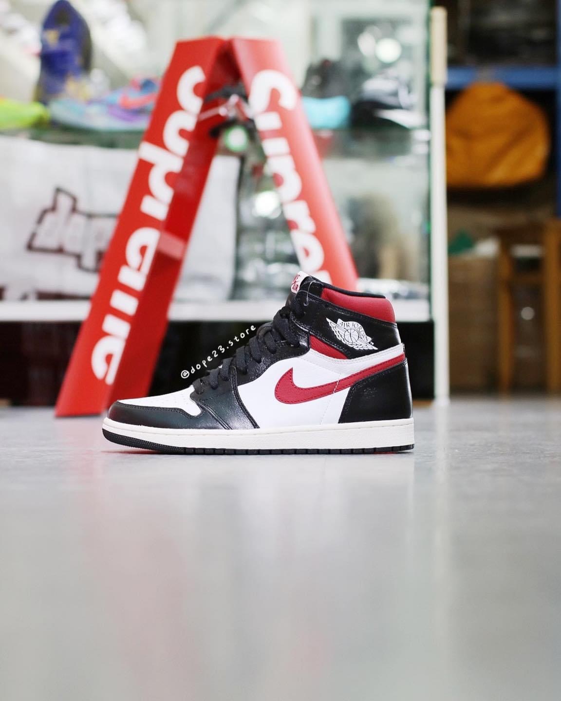 nike air Jordan 1 Retro High Black Gym Red  555088-061