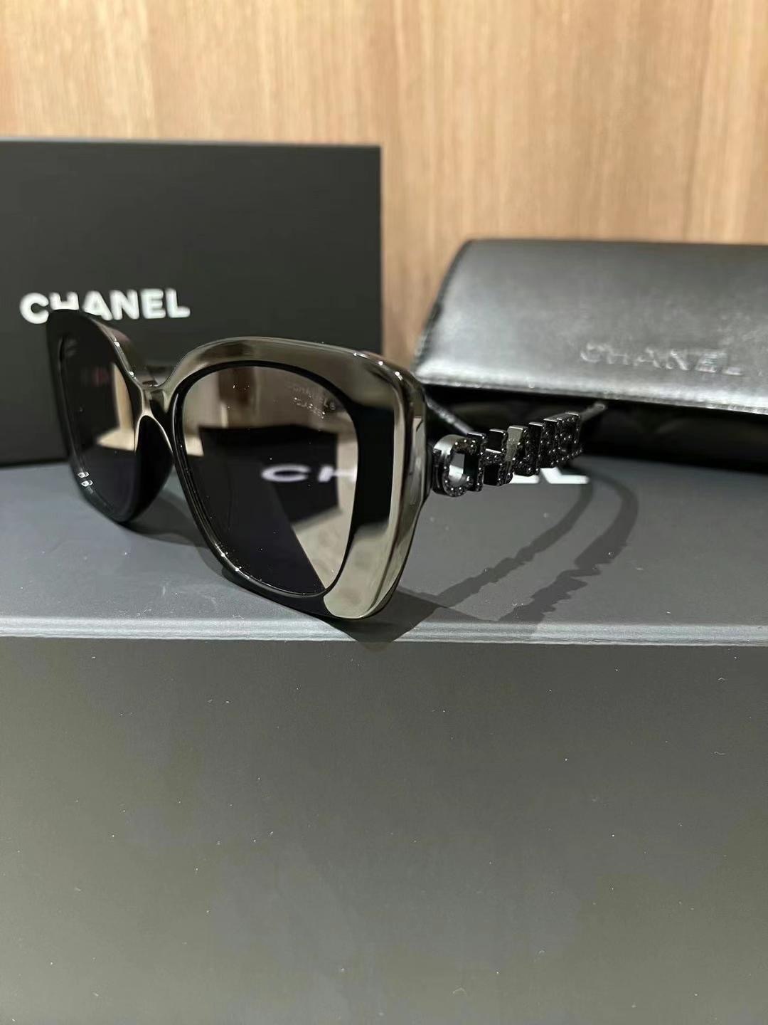 CHANEL 字母鏡腿墨鏡 -M