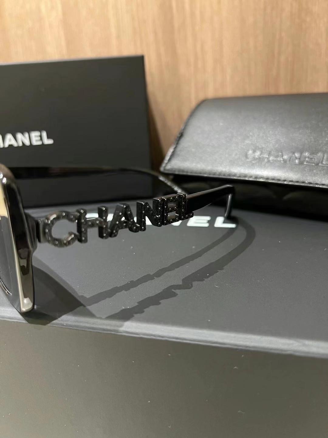 CHANEL 字母鏡腿墨鏡 -M