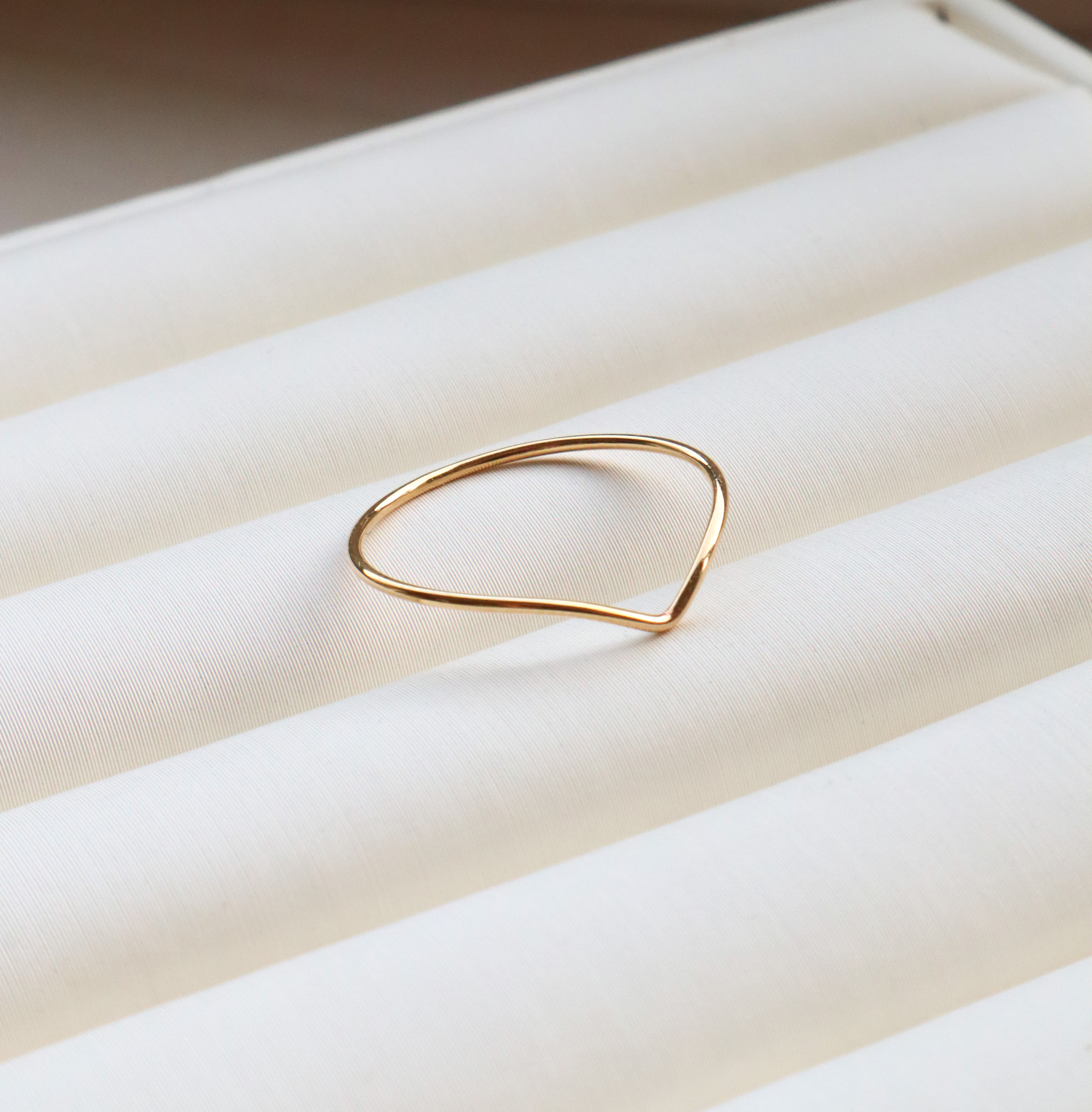 K10/優雅V型線戒