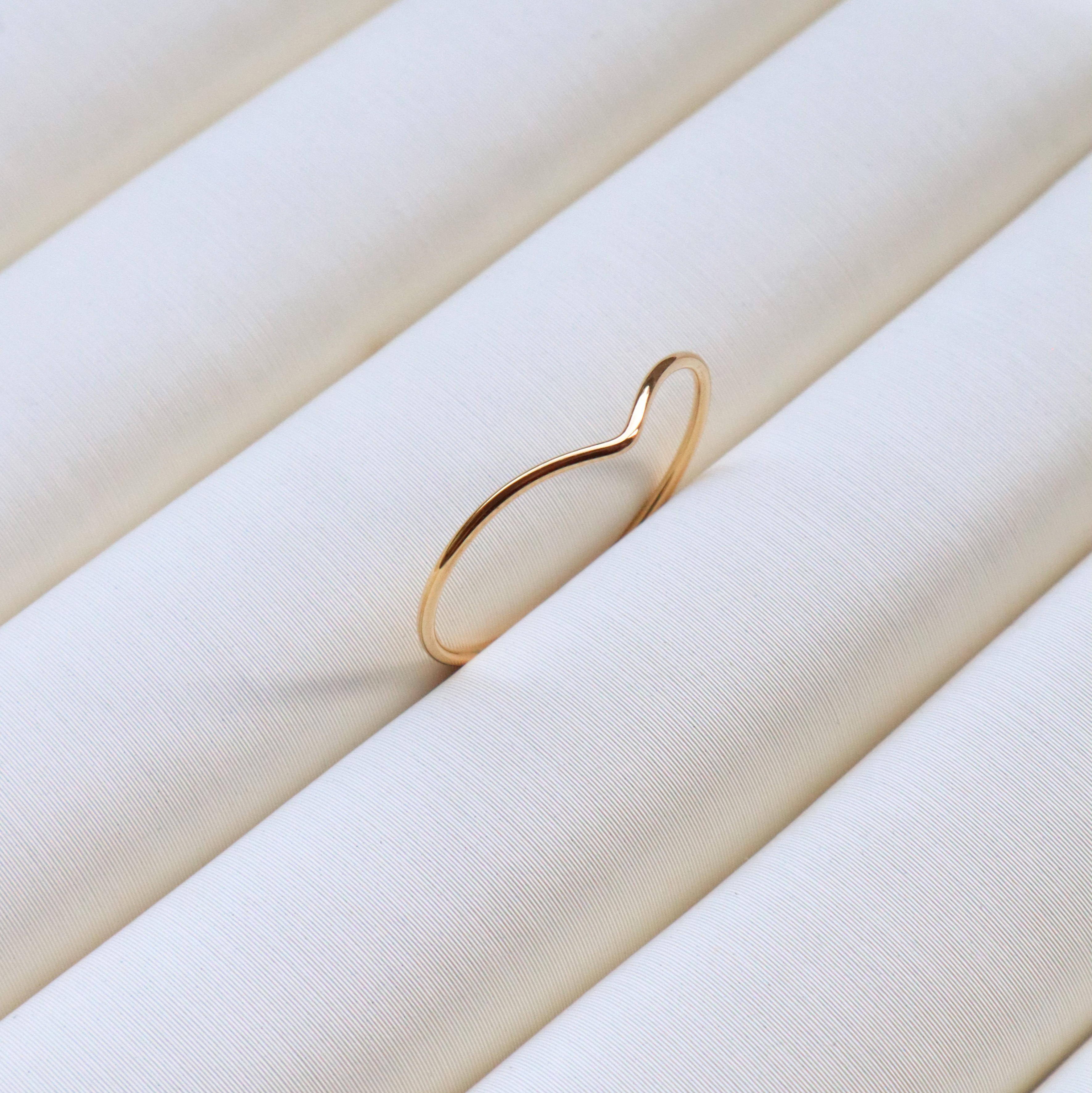 K10/優雅V型線戒