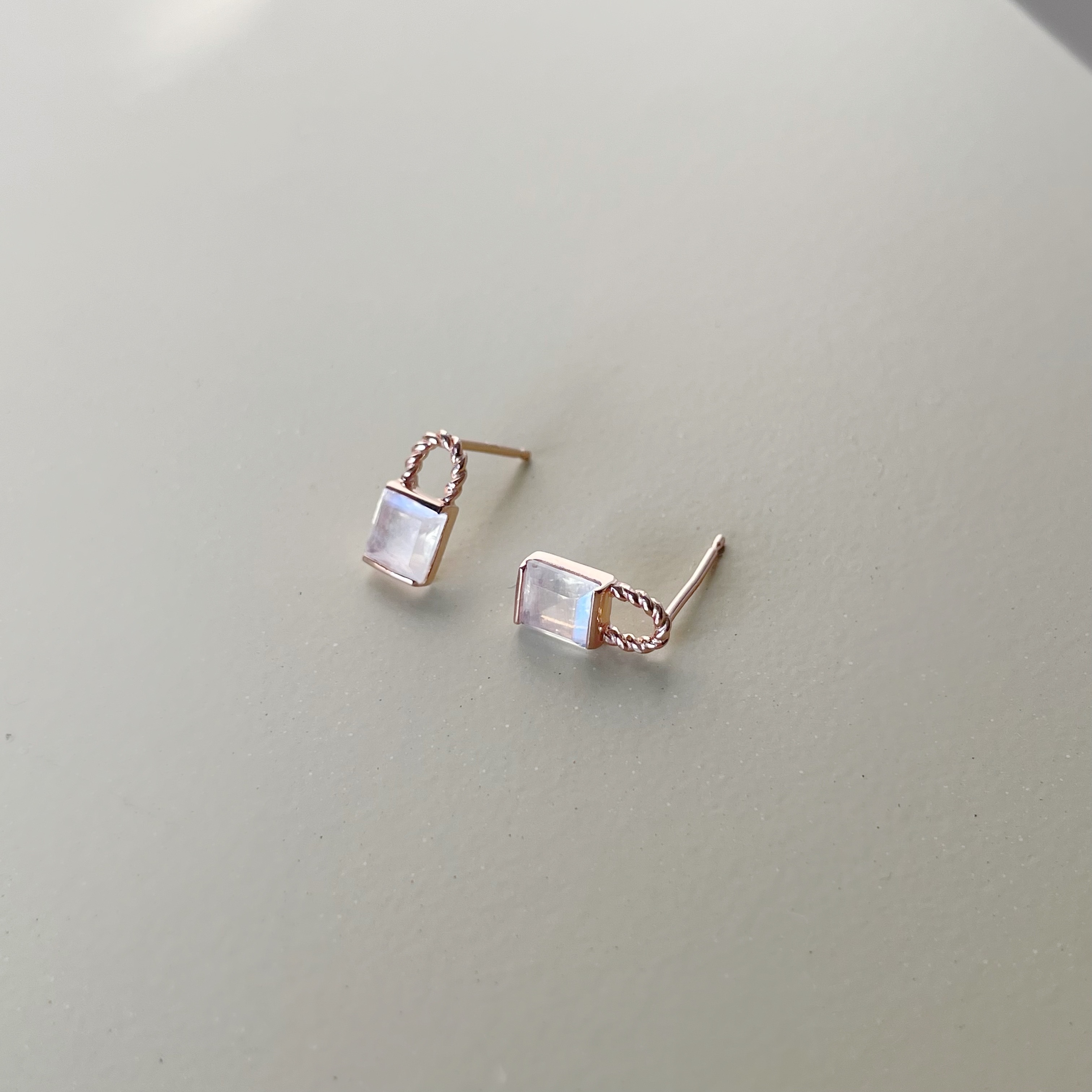 麻花方形lock月光石耳環