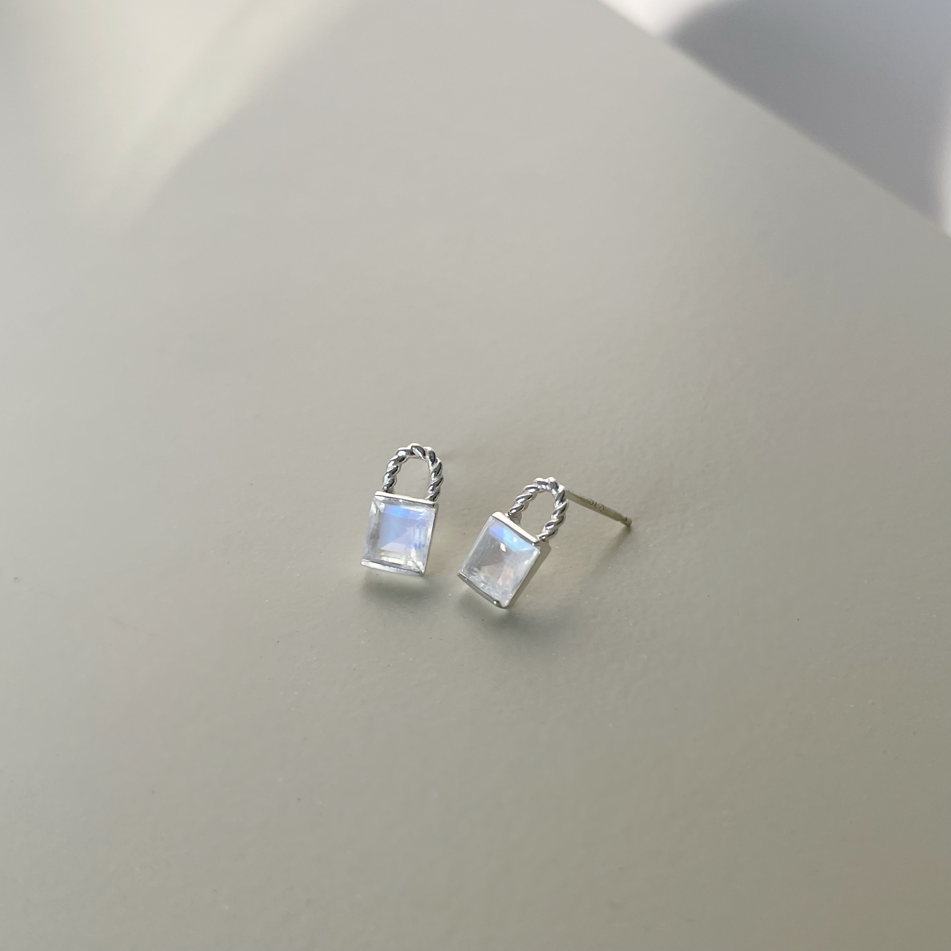 麻花方形lock月光石耳環