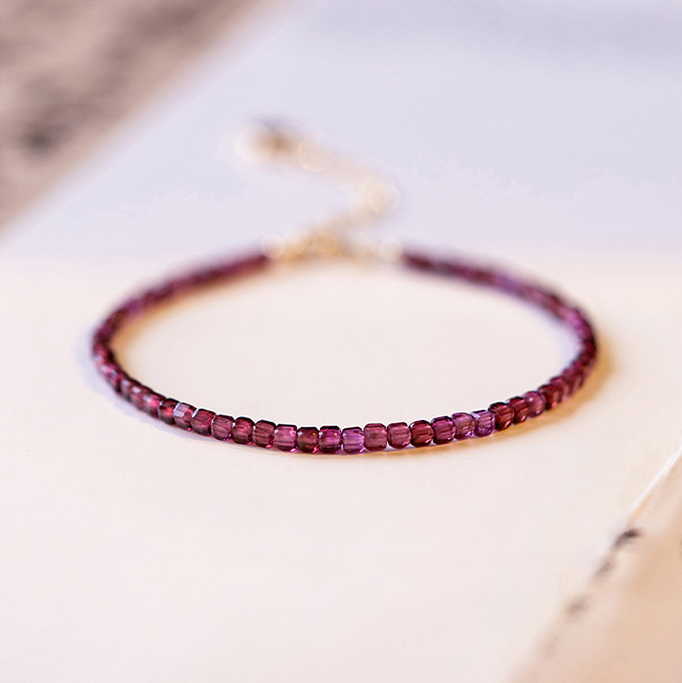 【紫牙烏】石榴石2mm小方糖水晶手鍊/水晶手串
