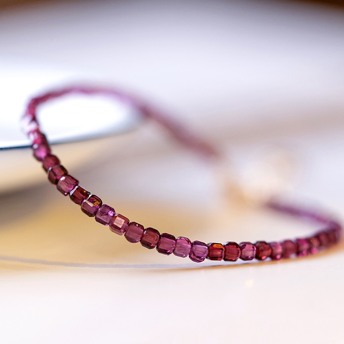 【紫牙烏】石榴石2mm小方糖水晶手鍊/水晶手串