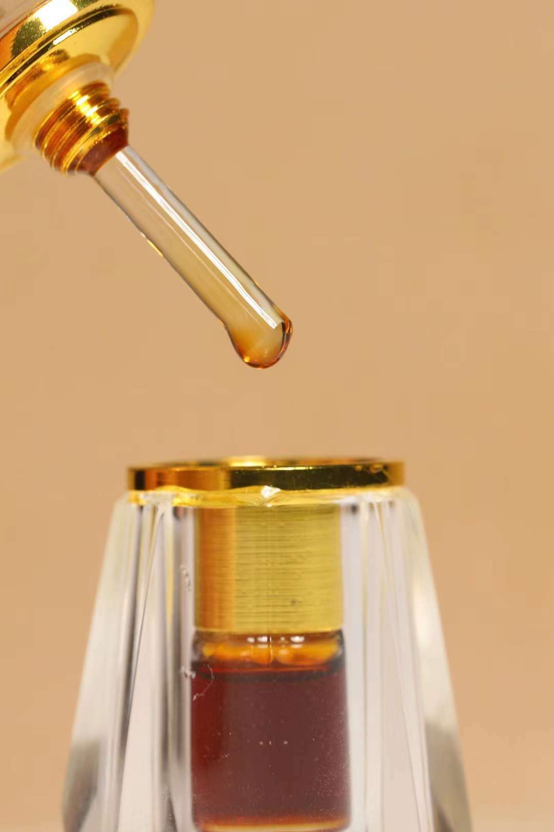 The Alluring Fragrance of Liquid Gold Oil（Earth class）