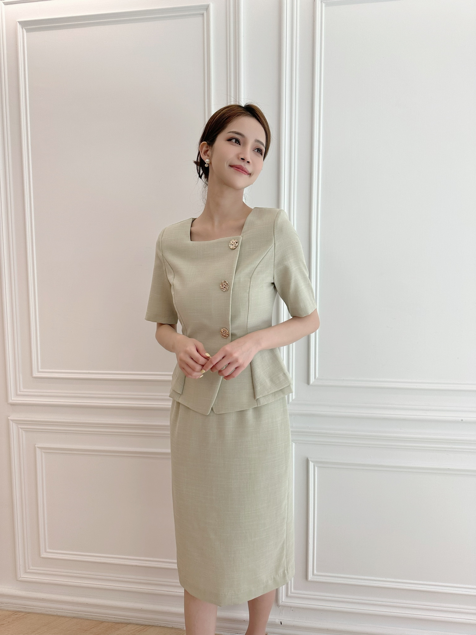 淡綠方領腰身洋裝