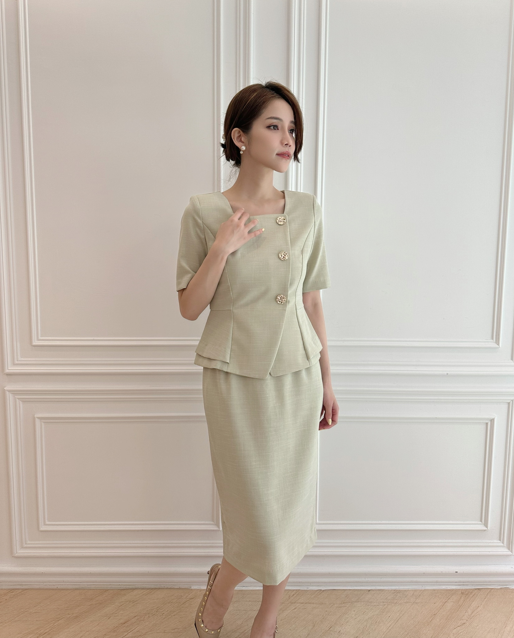 淡綠方領腰身洋裝