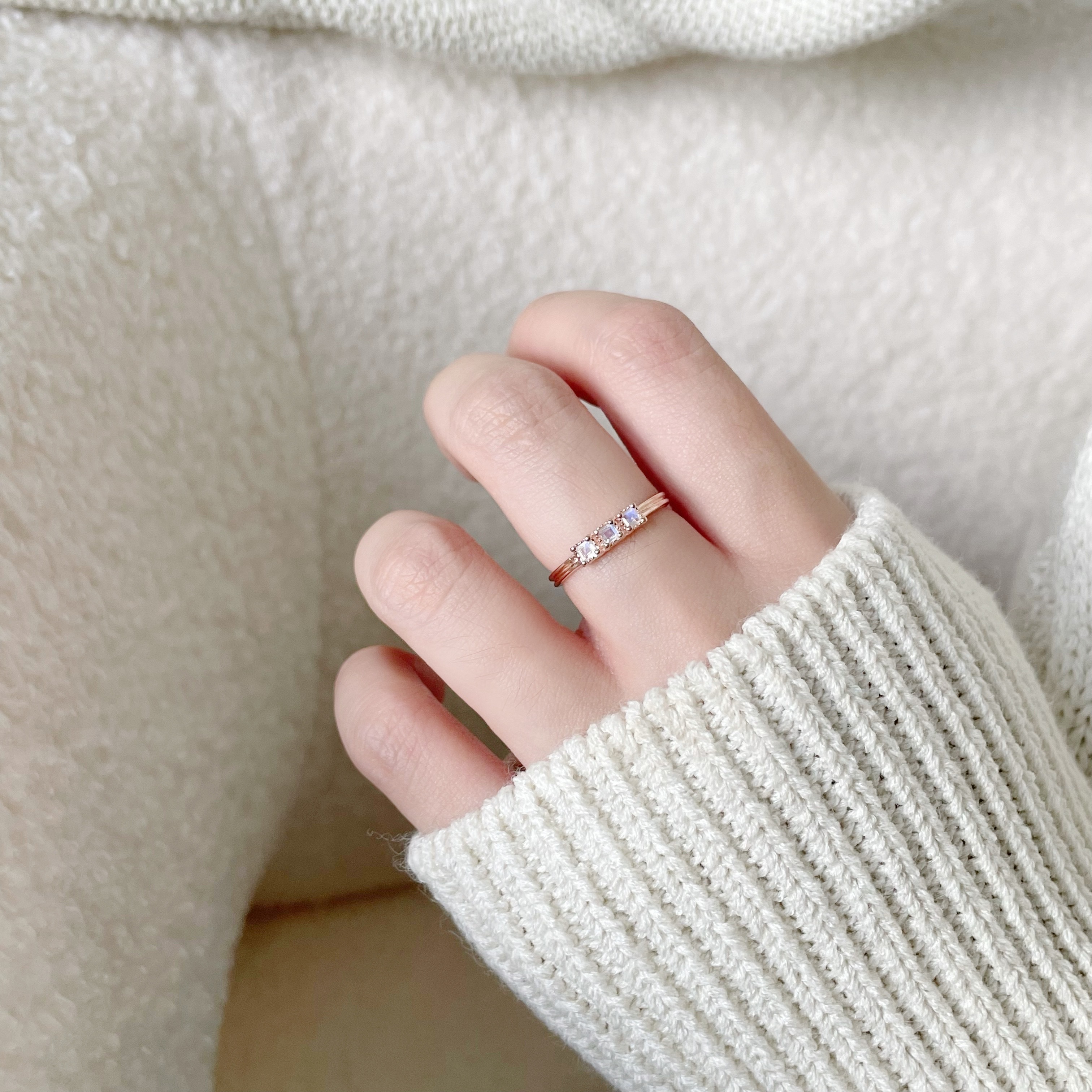 三顆蛋糕方形月光石戒指