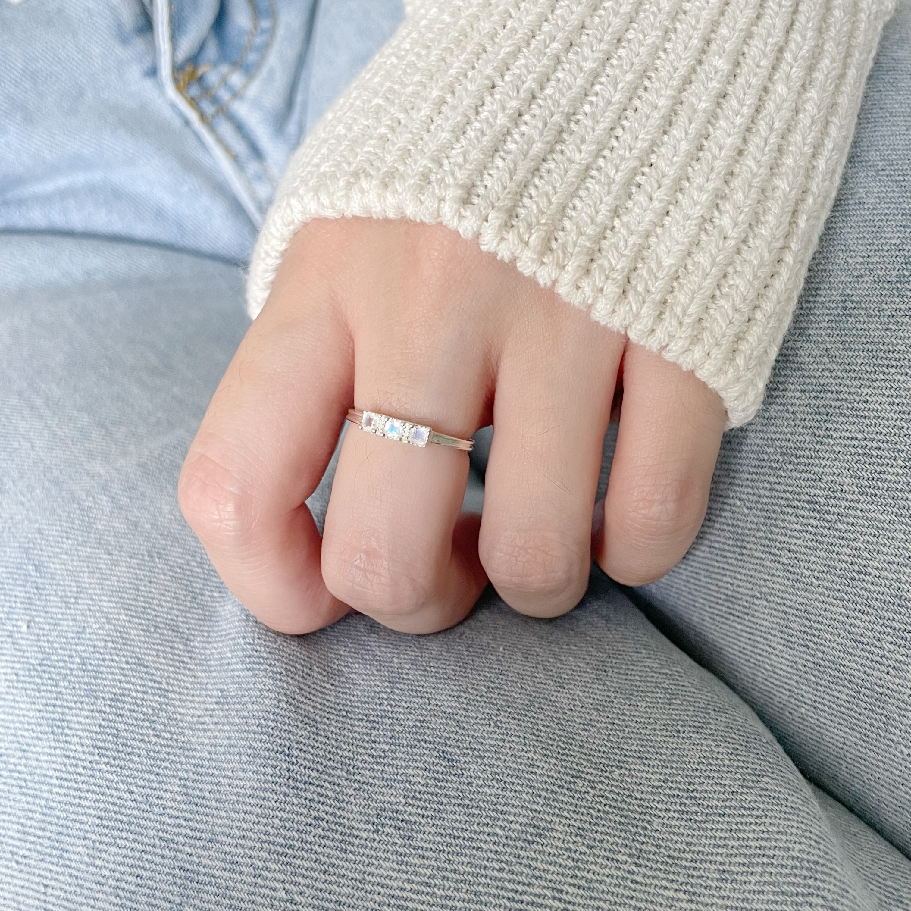 三顆蛋糕方形月光石戒指