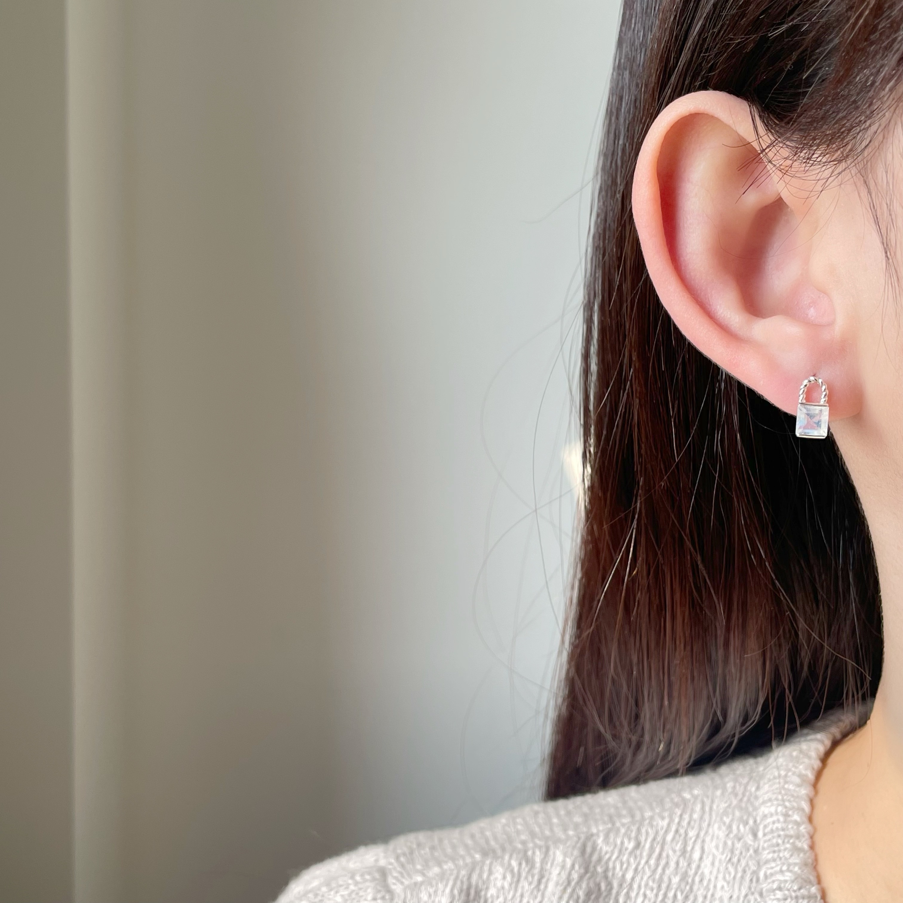 麻花方形lock月光石耳環