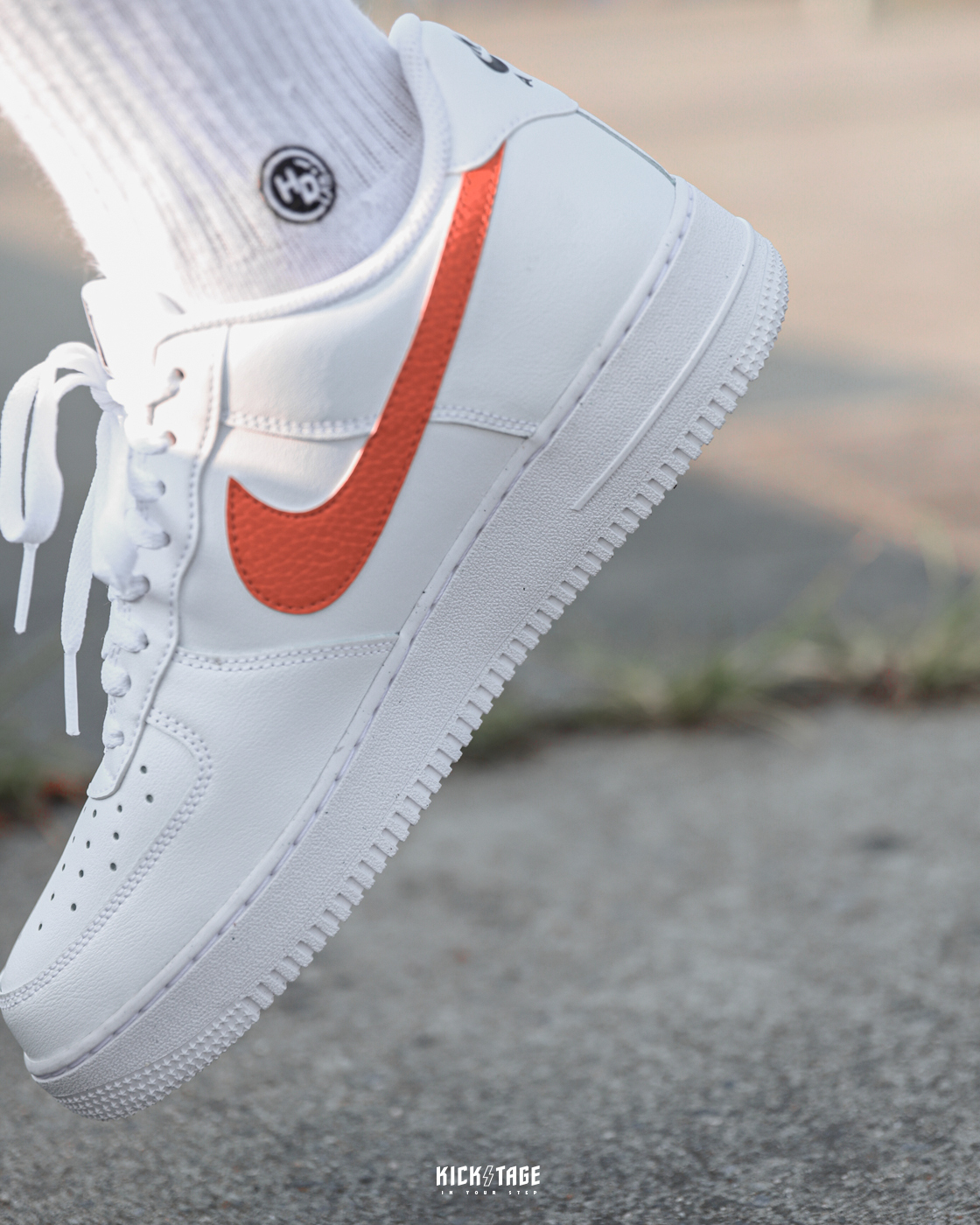 男鞋NIKE AIR FORCE 1 LOW AF1 白橘雙勾噴漆潑墨休閒鞋【FJ4228-100】