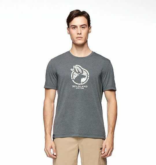Wildland荒野休閒 男性LOGO印花圓領上衣 (93深灰色) 男性圓領短袖上衣 10WA91606