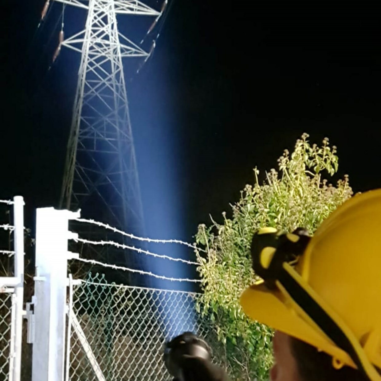 Ledlenser 充電戶外探照手電筒 P18R Signature