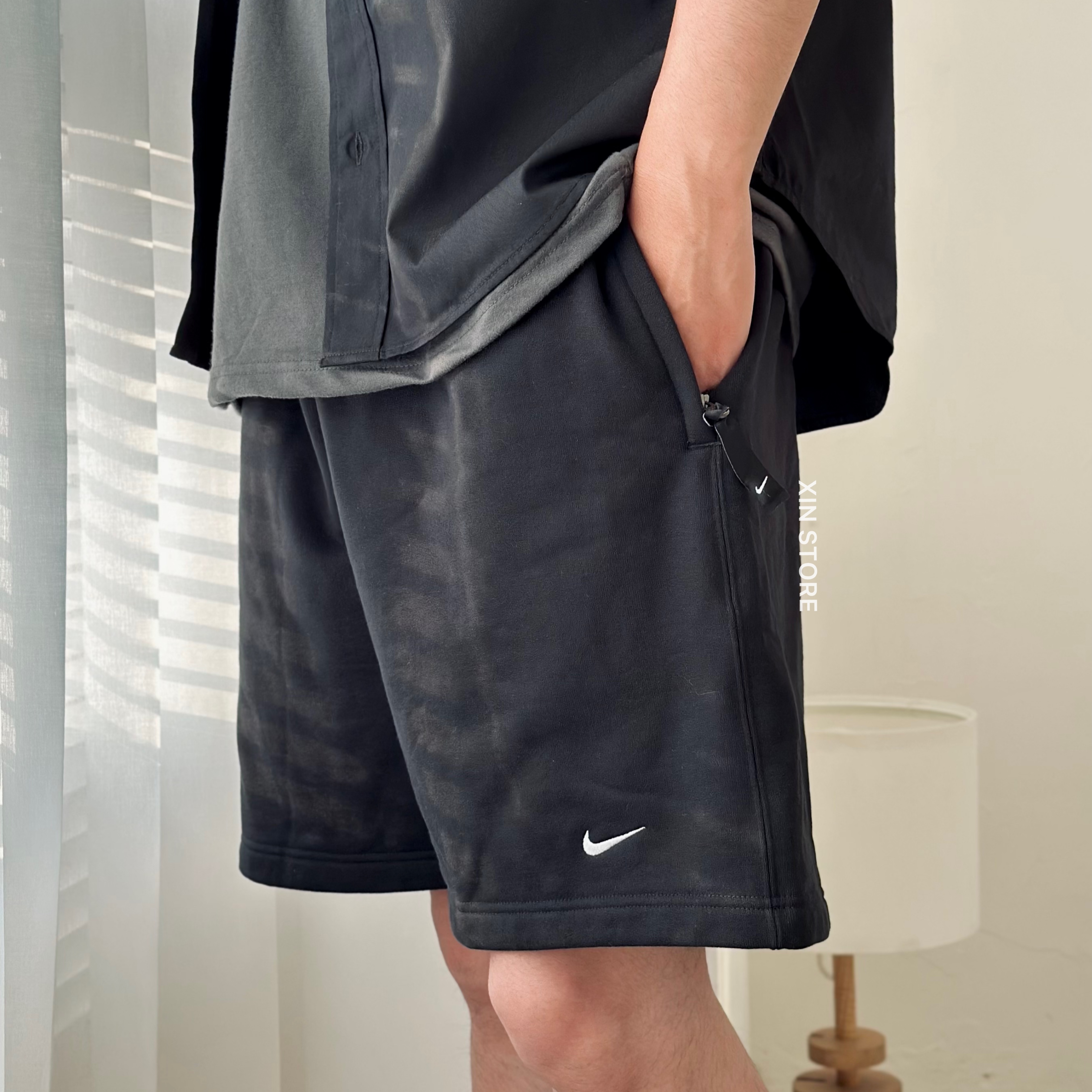 Nike Lab Solo Swoosh 刺繡小勾素面重磅拉鍊口袋抽繩短褲黑灰 Nike Lab Solo Swoosh 刺繡小勾素面重磅拉鍊口袋抽繩短褲黑灰