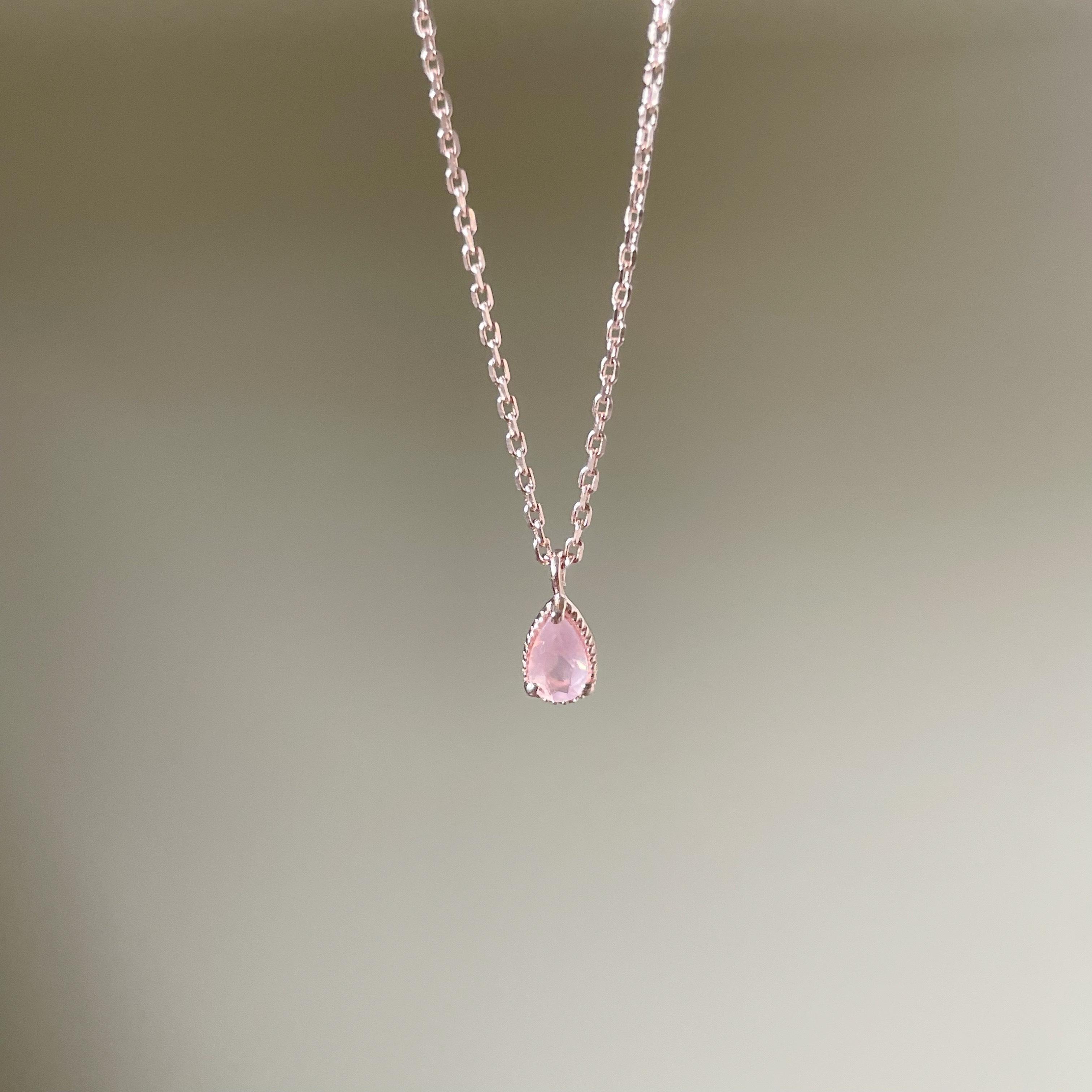 三爪小水滴粉晶鎖骨鍊-玫瑰金