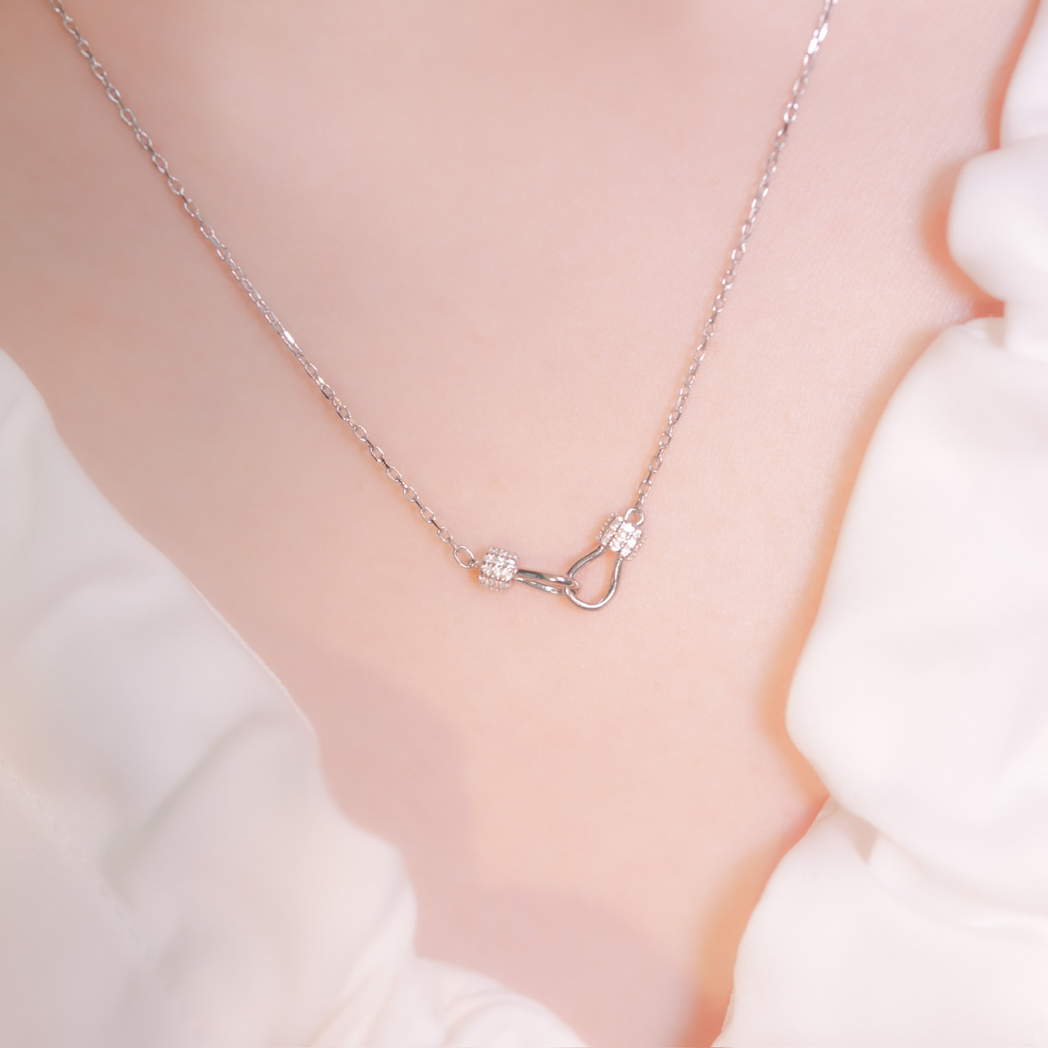 | 925 Silver・White Gold・Rose Gold | Holding Hands Necklace（Silver / Rose Gold) | NE0551 |