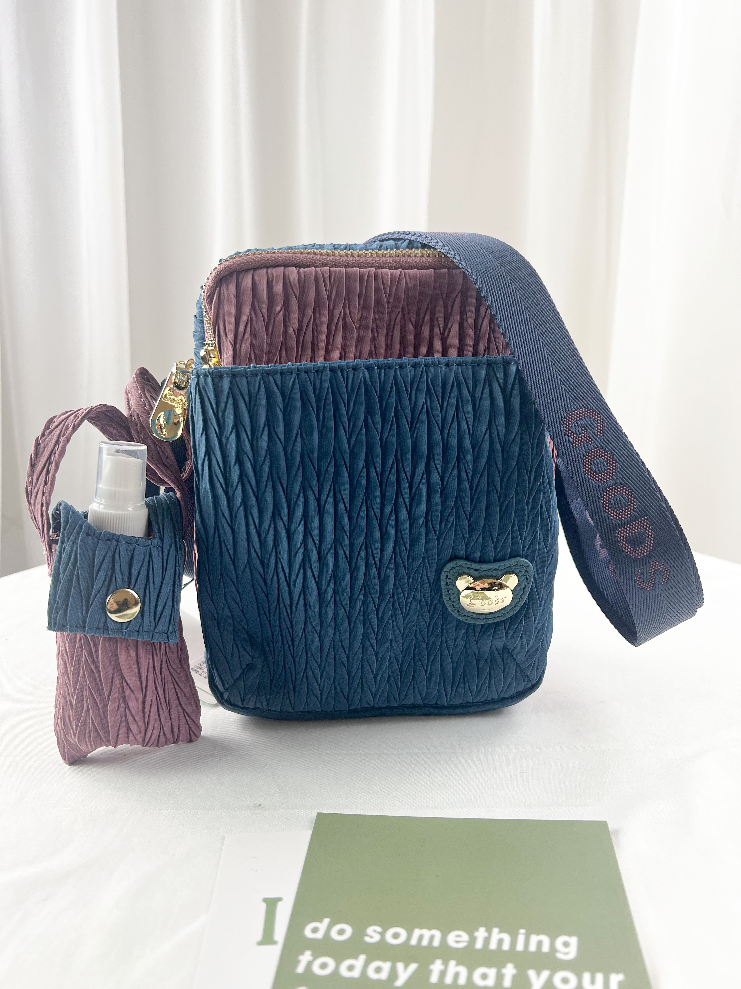 GOODS 湖水藍配粉防潑水側背包 附酒精保護套+酒精瓶 #2499