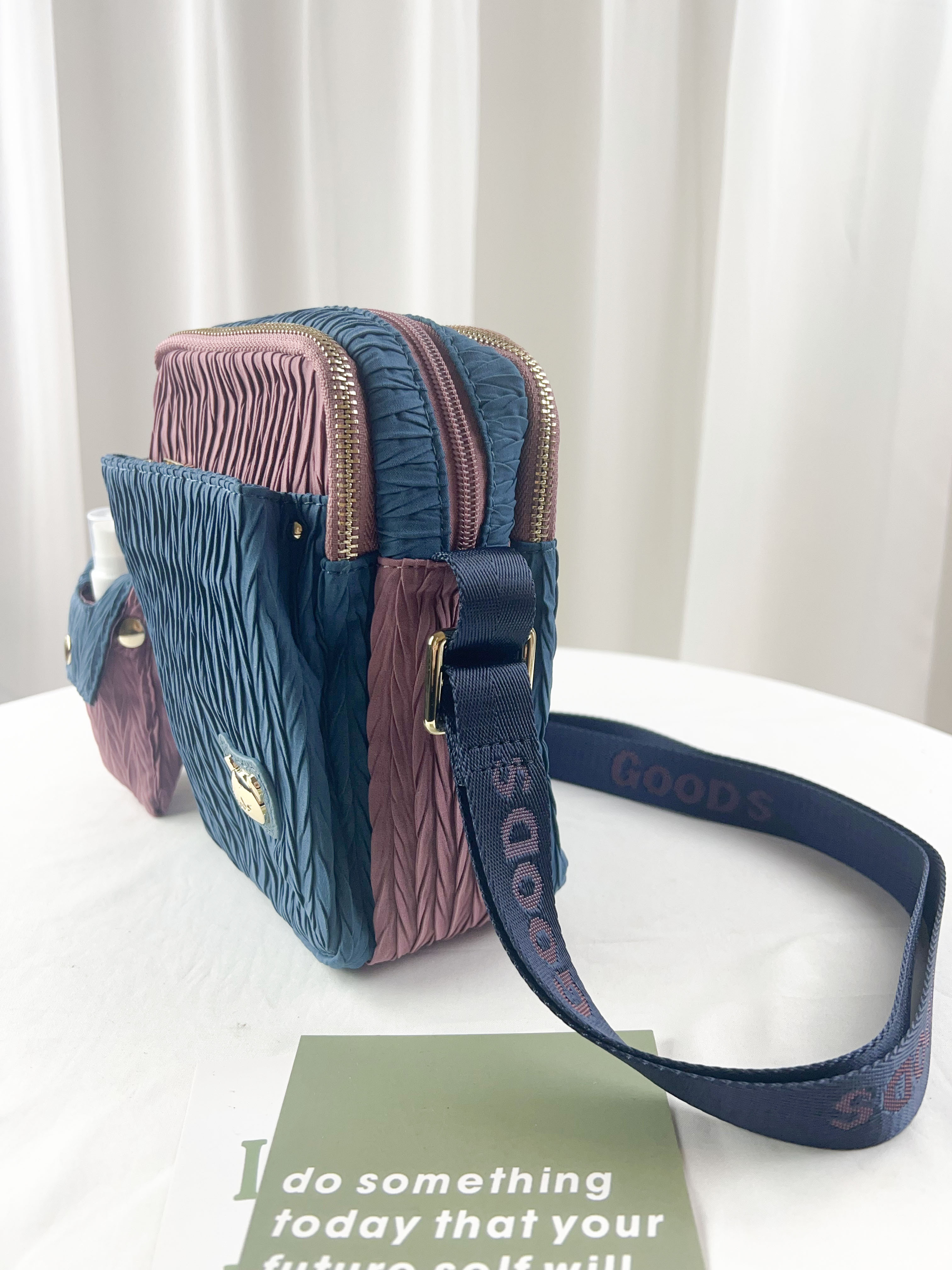 GOODS 湖水藍配粉防潑水側背包 附酒精保護套+酒精瓶 #2499